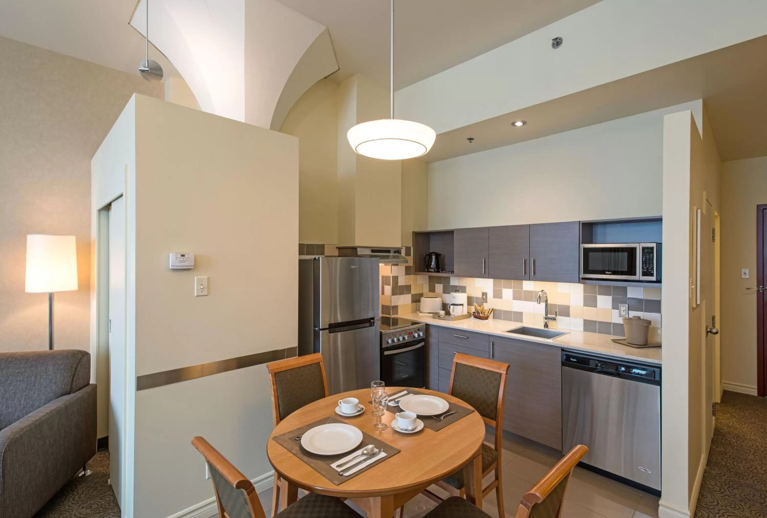 Kitchen or kitchenette in Le Square Phillips Hôtel & Suites