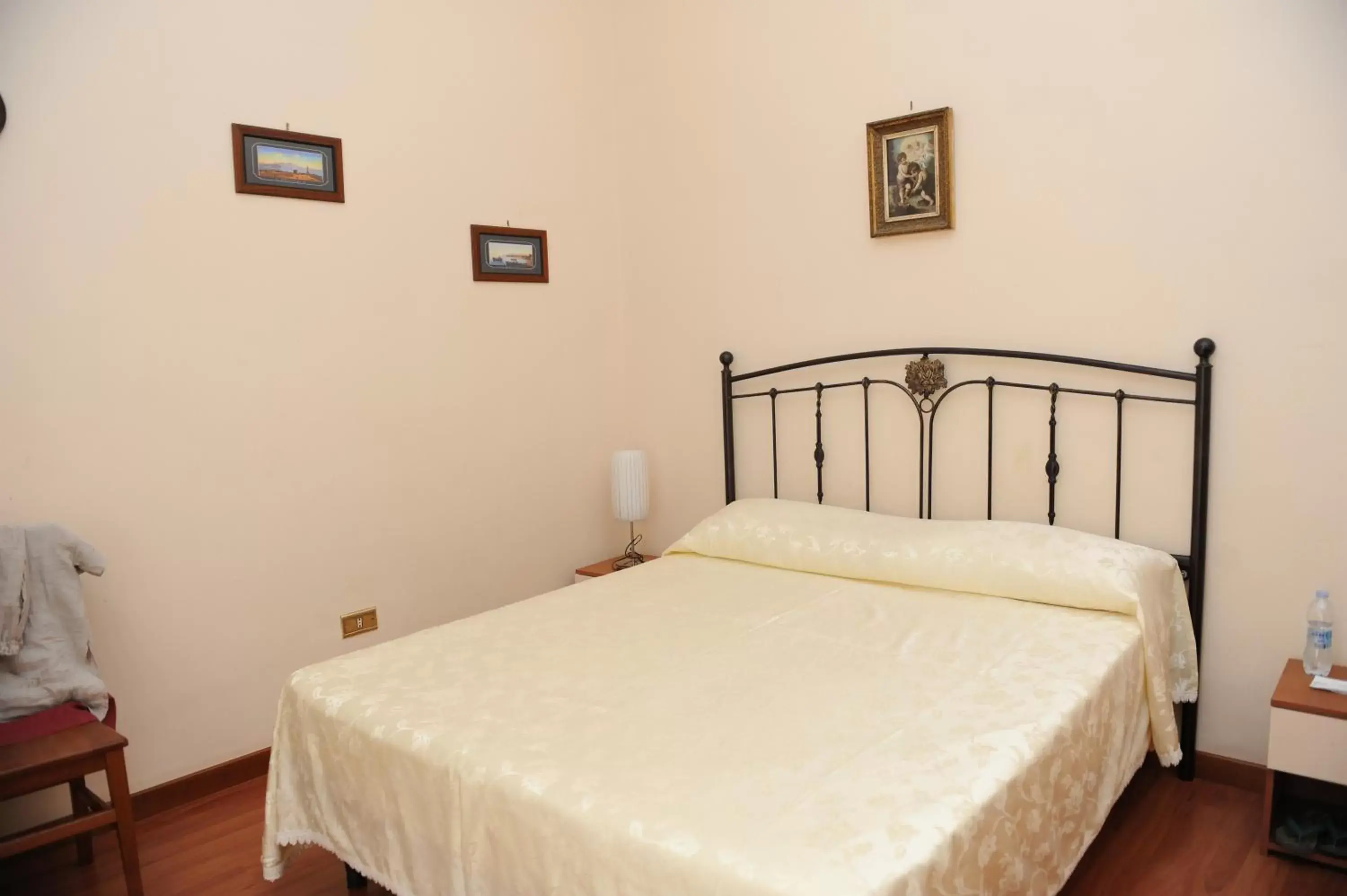 Photo of the whole room, Bed in Come D'Incanto A Napoli