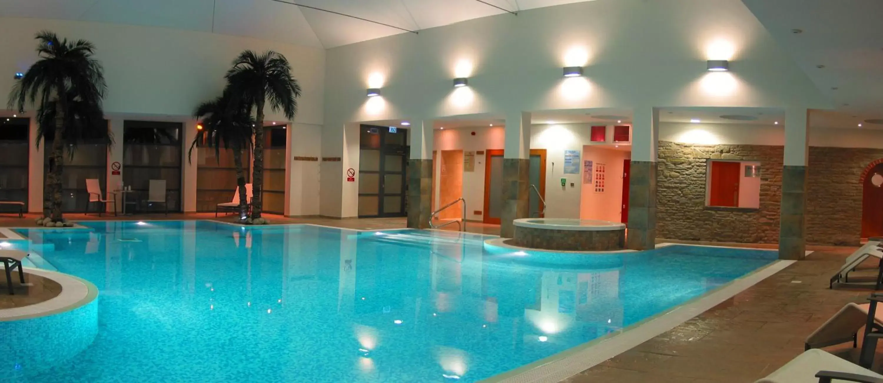 , Swimming Pool in Burton Hotel