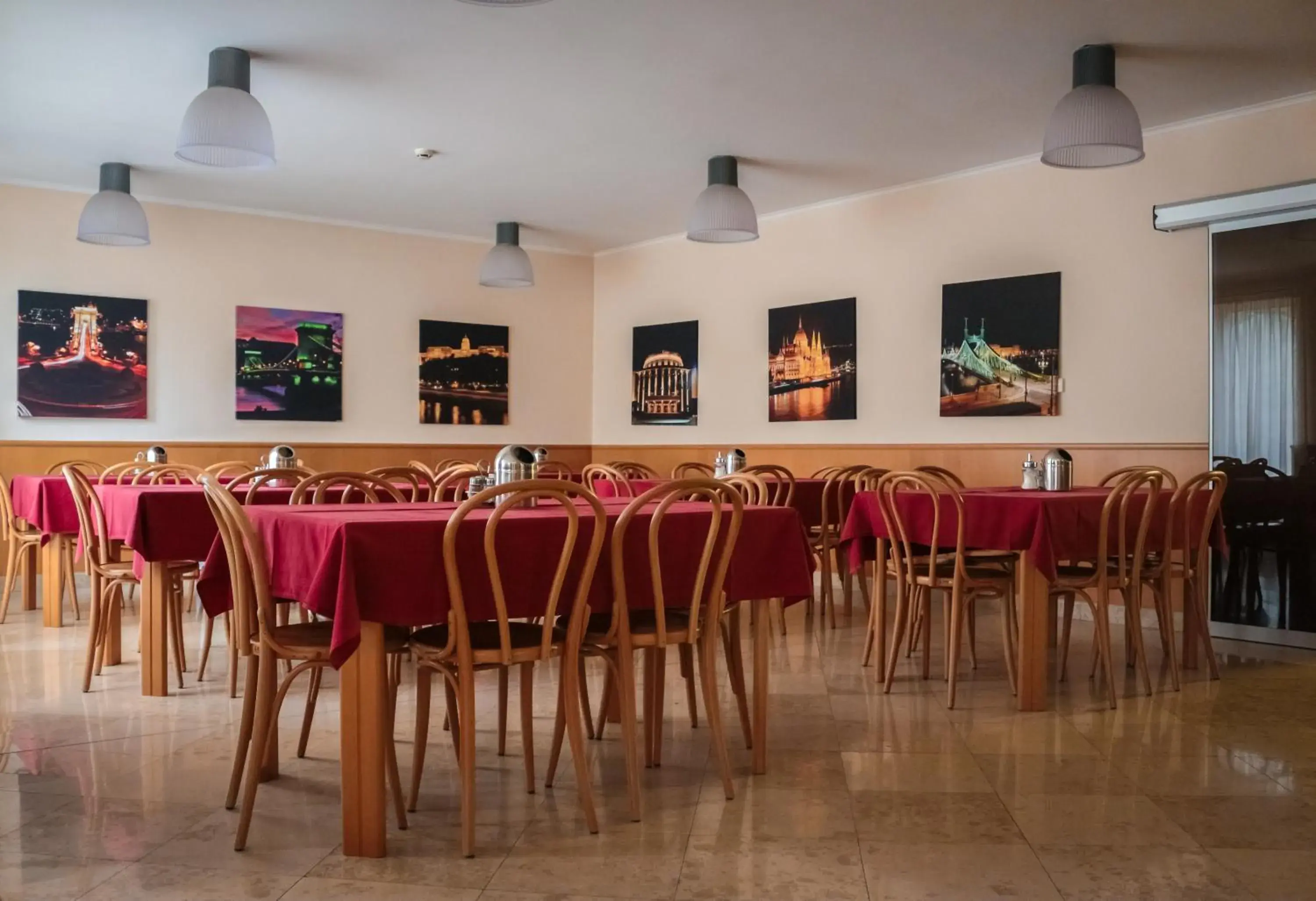 Buffet breakfast, Restaurant/Places to Eat in Jagelló Business Hotel
