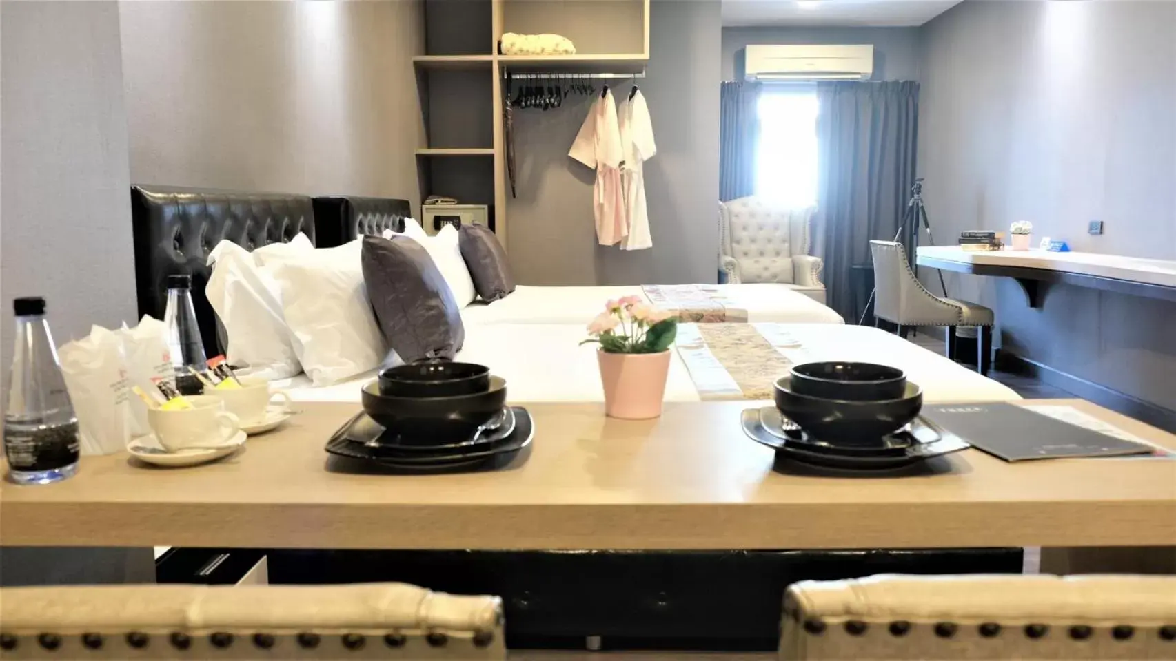 Bed, Restaurant/Places to Eat in KTK Pattaya Hotel & Residence