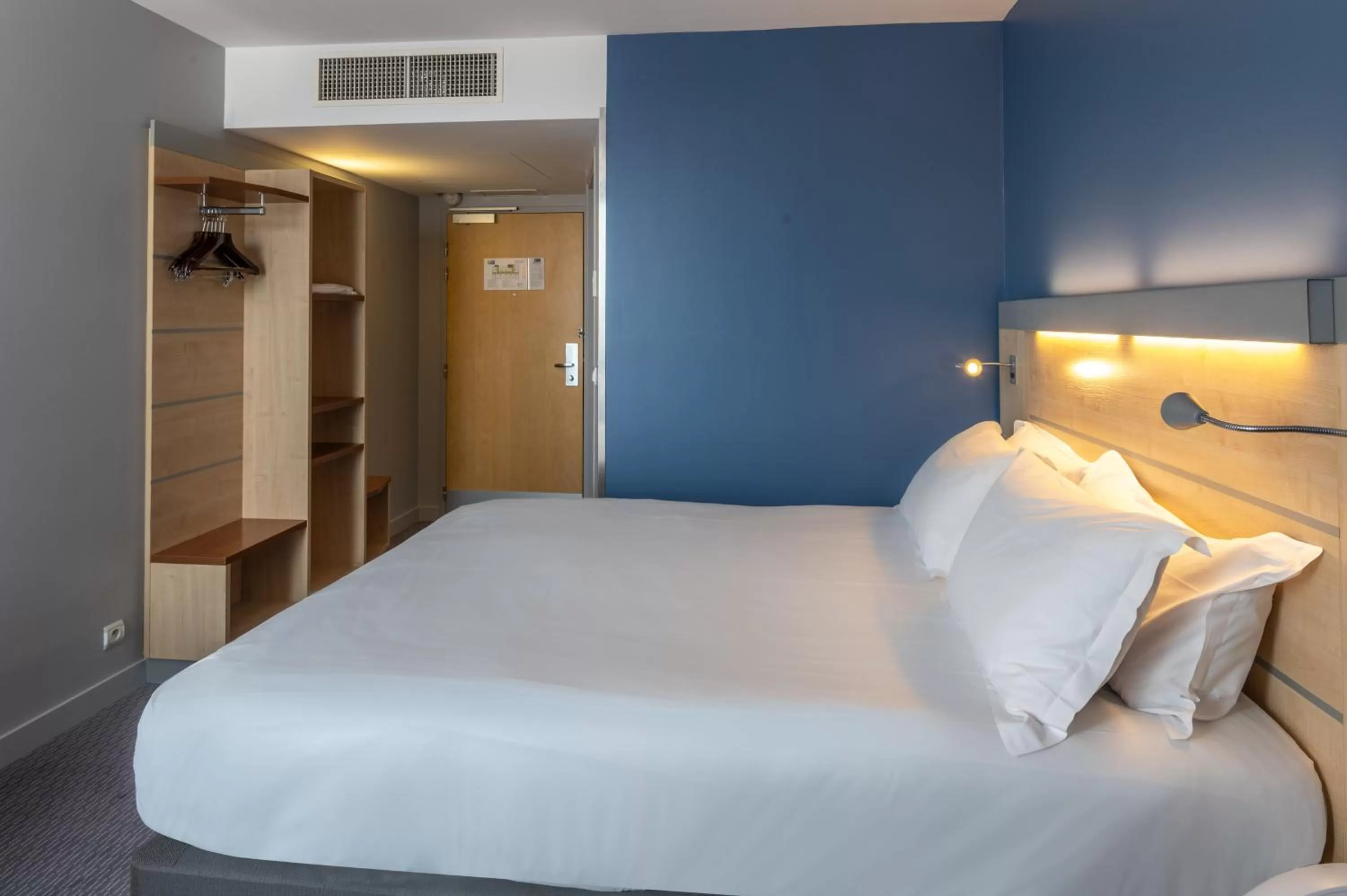 Photo of the whole room, Bed in Holiday Inn Express Saint-Nazaire by IHG