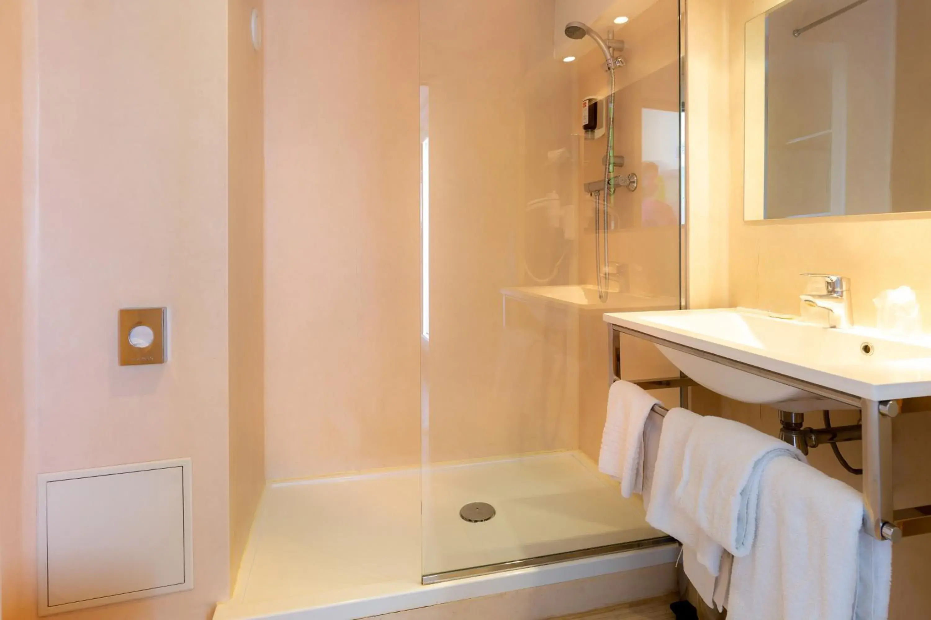 Shower, Bathroom in Hotel Terminus Saint-Charles
