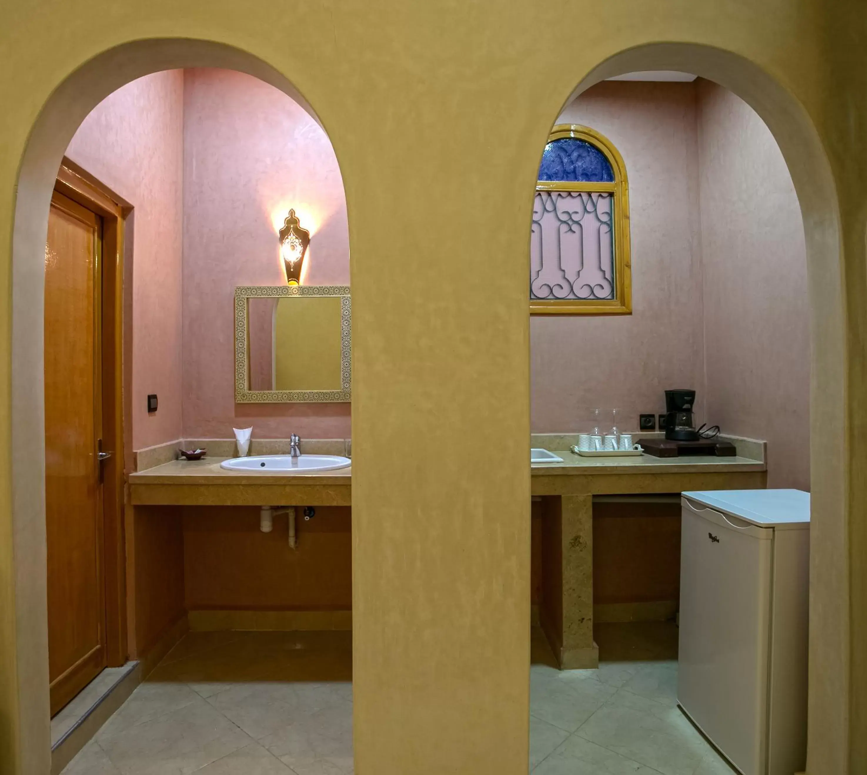 Bathroom, Kitchen/Kitchenette in Kasbah Sirocco