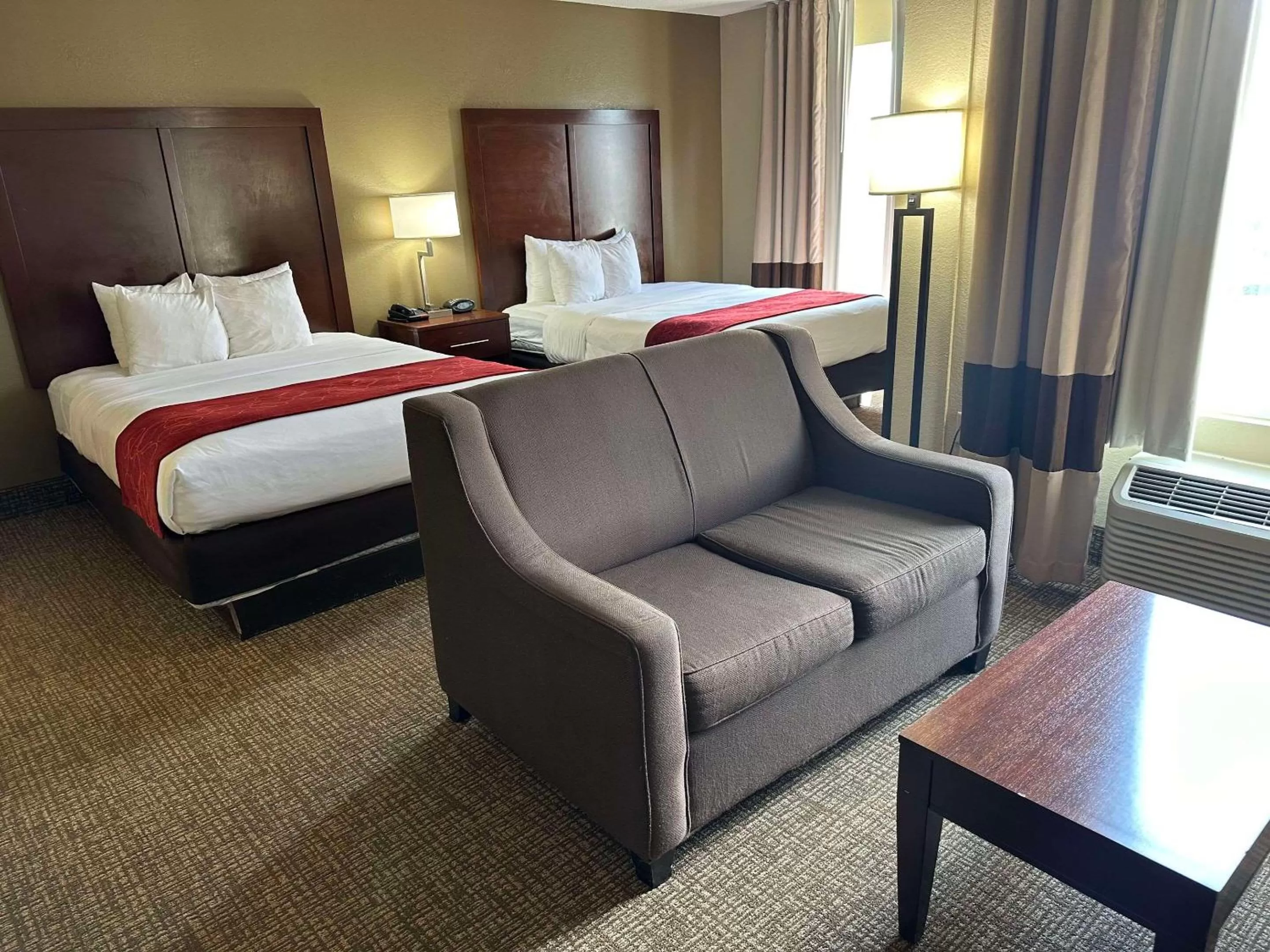 Bedroom, Bed in Comfort Suites Airport