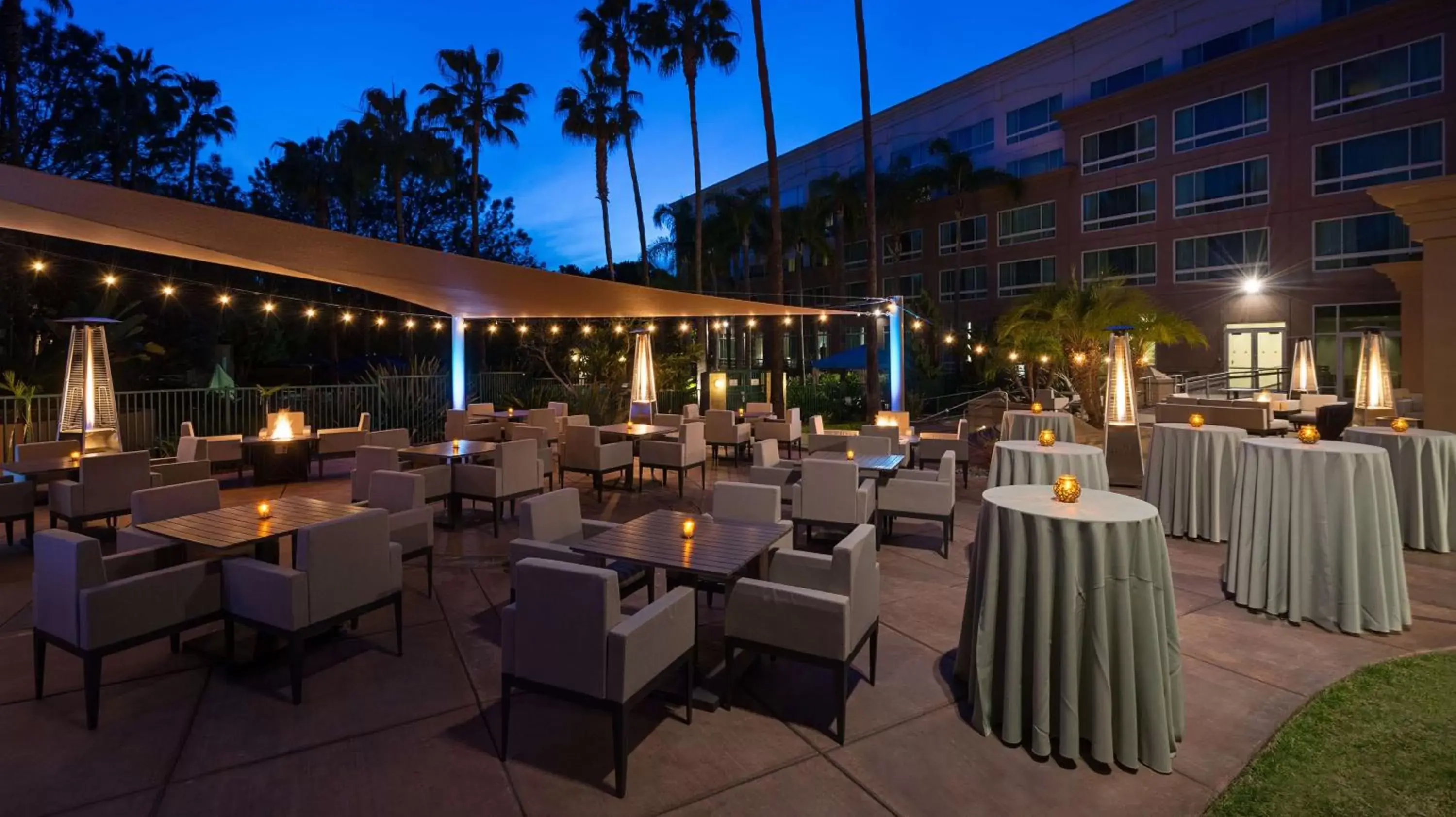 Patio, Restaurant/Places to Eat in DoubleTree by Hilton San Diego Del Mar