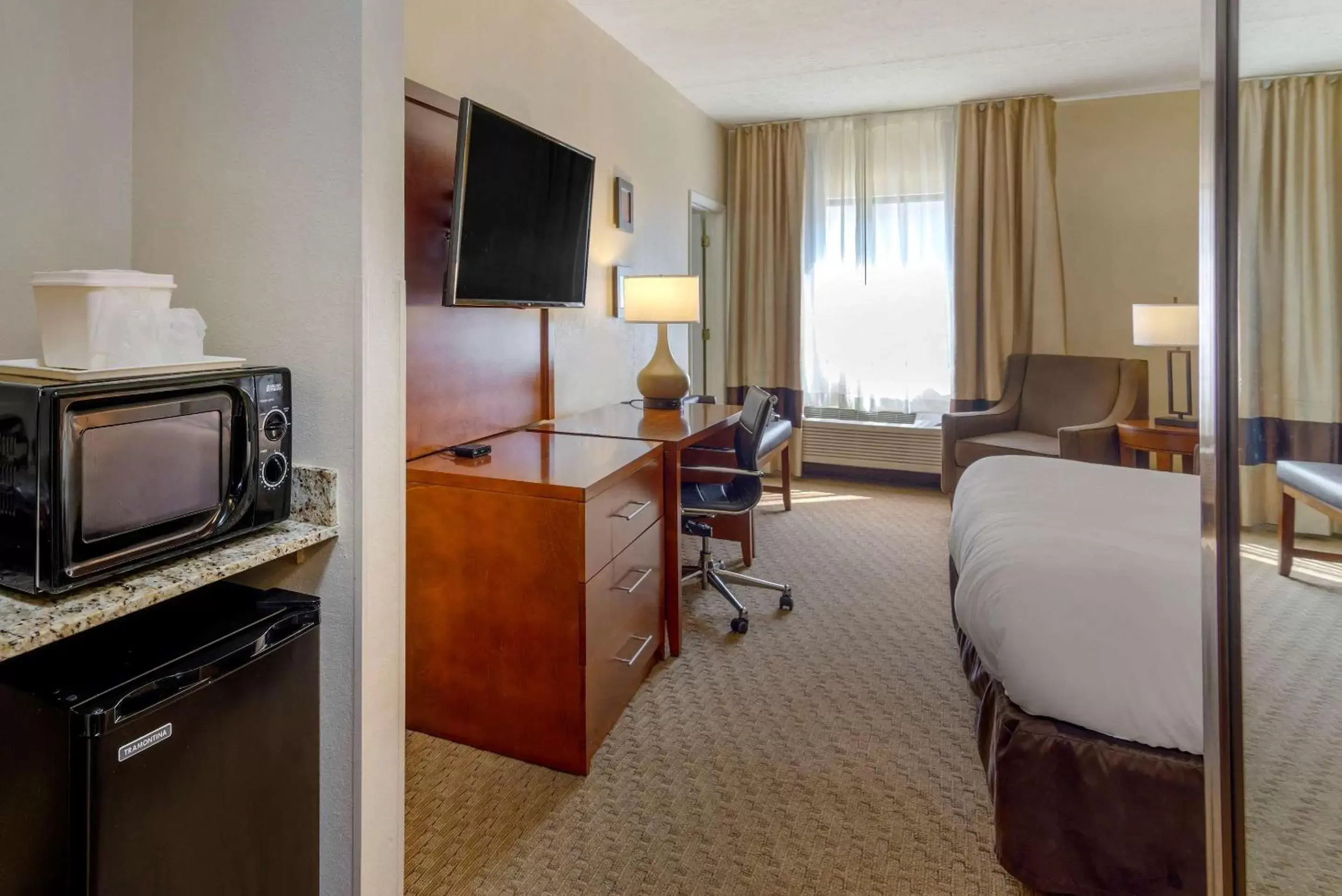 Photo of the whole room, TV/Entertainment Center in Comfort Inn Columbus Near Fort Moore