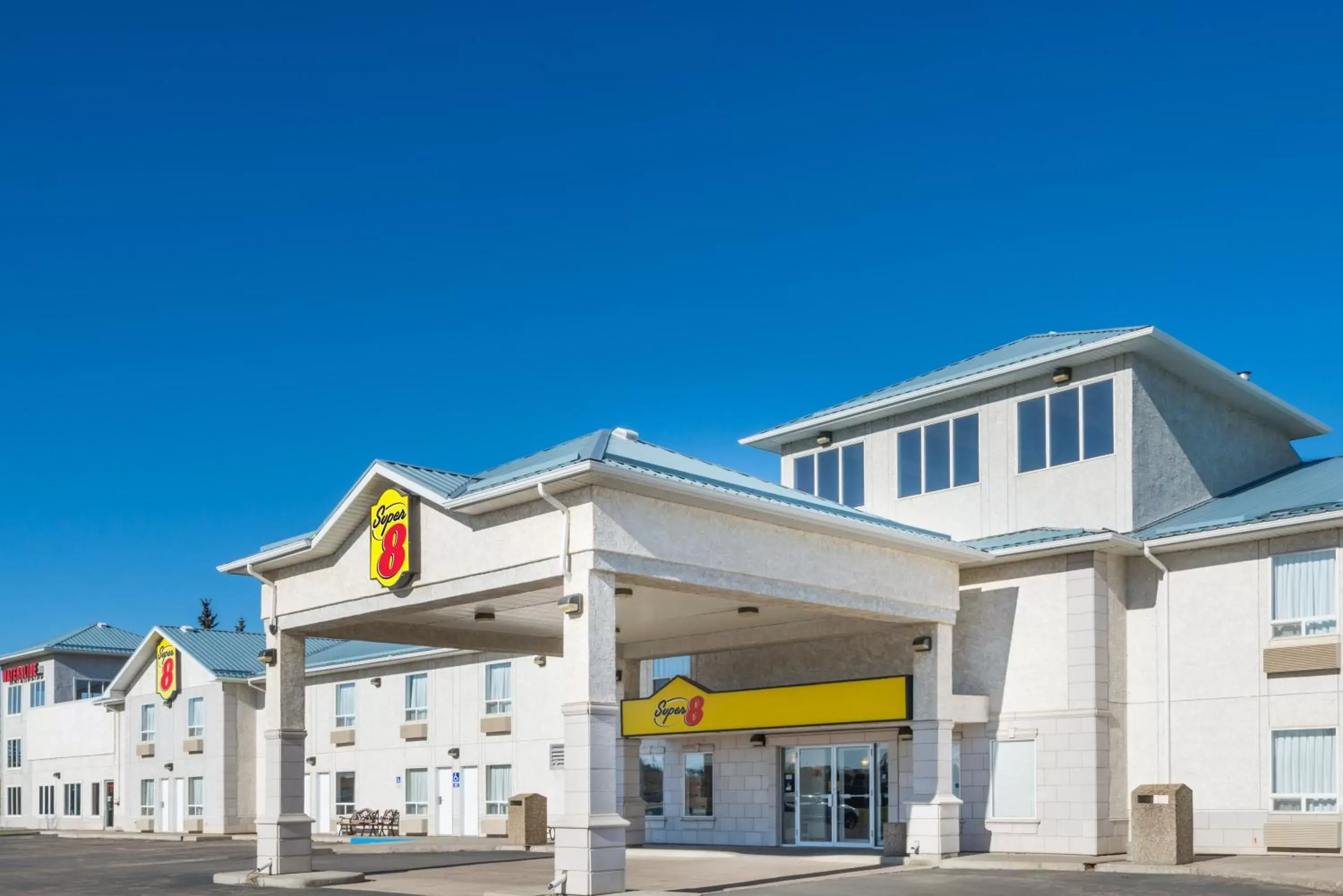 Property Building in Super 8 by Wyndham Vermilion AB