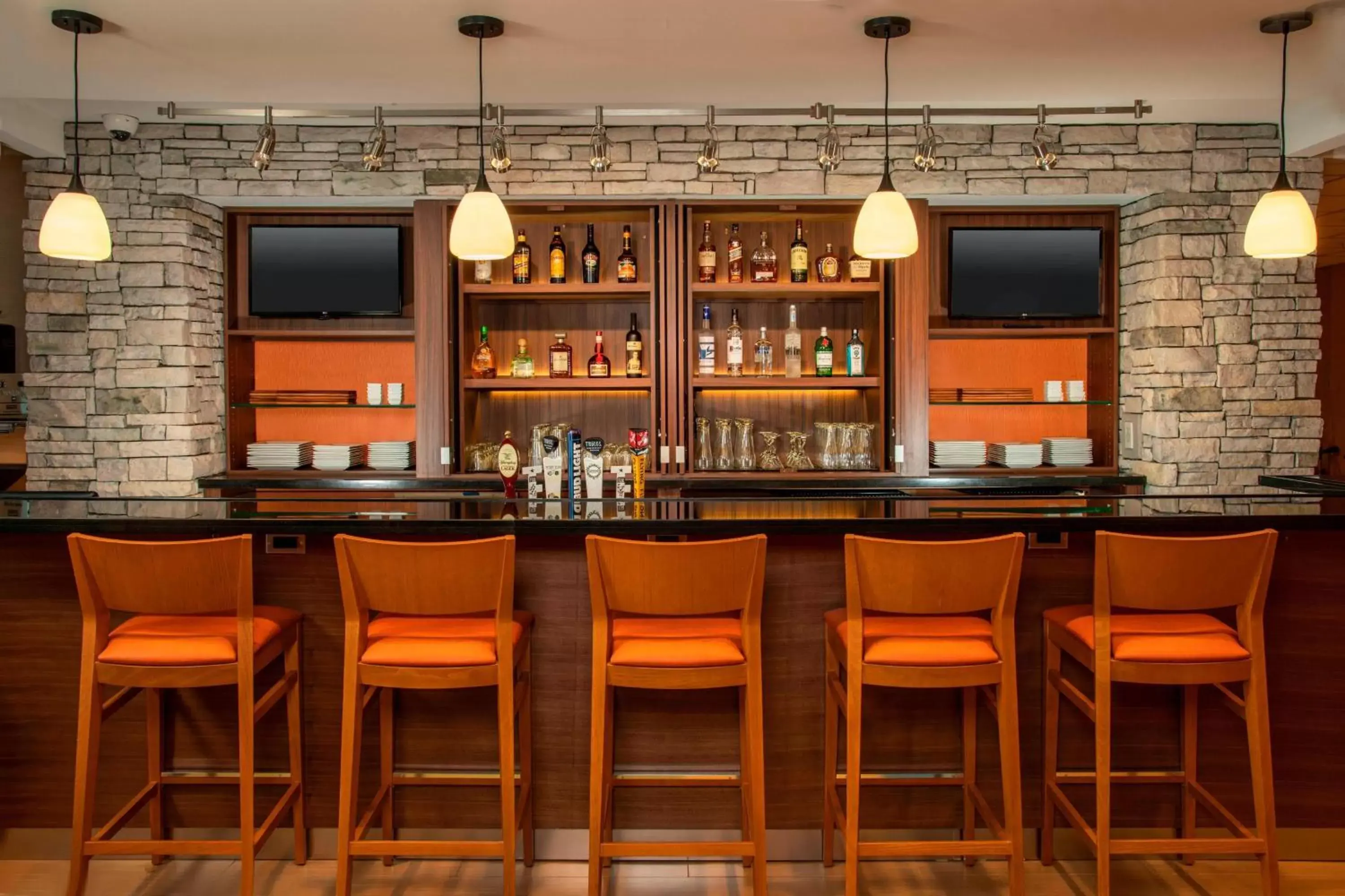 Lobby or reception, Lounge/Bar in Fairfield Inn & Suites by Marriott Harrisburg International Airport