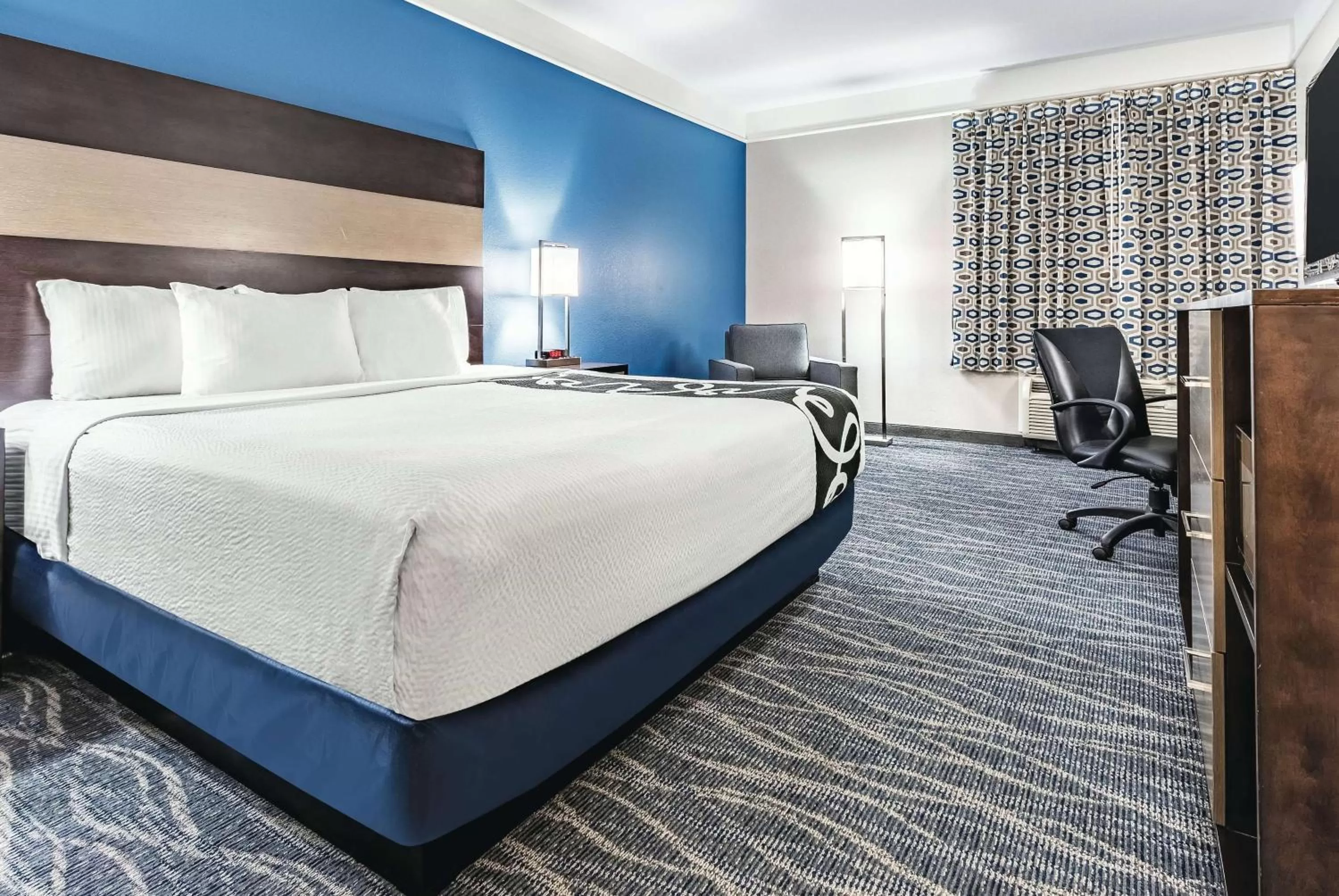 Photo of the whole room, Bed in La Quinta by Wyndham Phoenix I-10 West