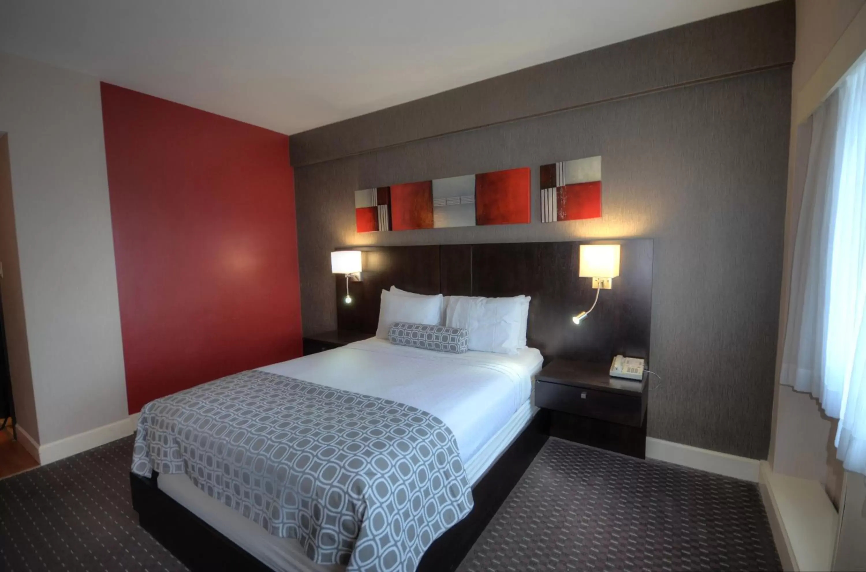 Bedroom, Bed in Armon Plaza Montreal Airpt, Trademark Collection by Wyndham