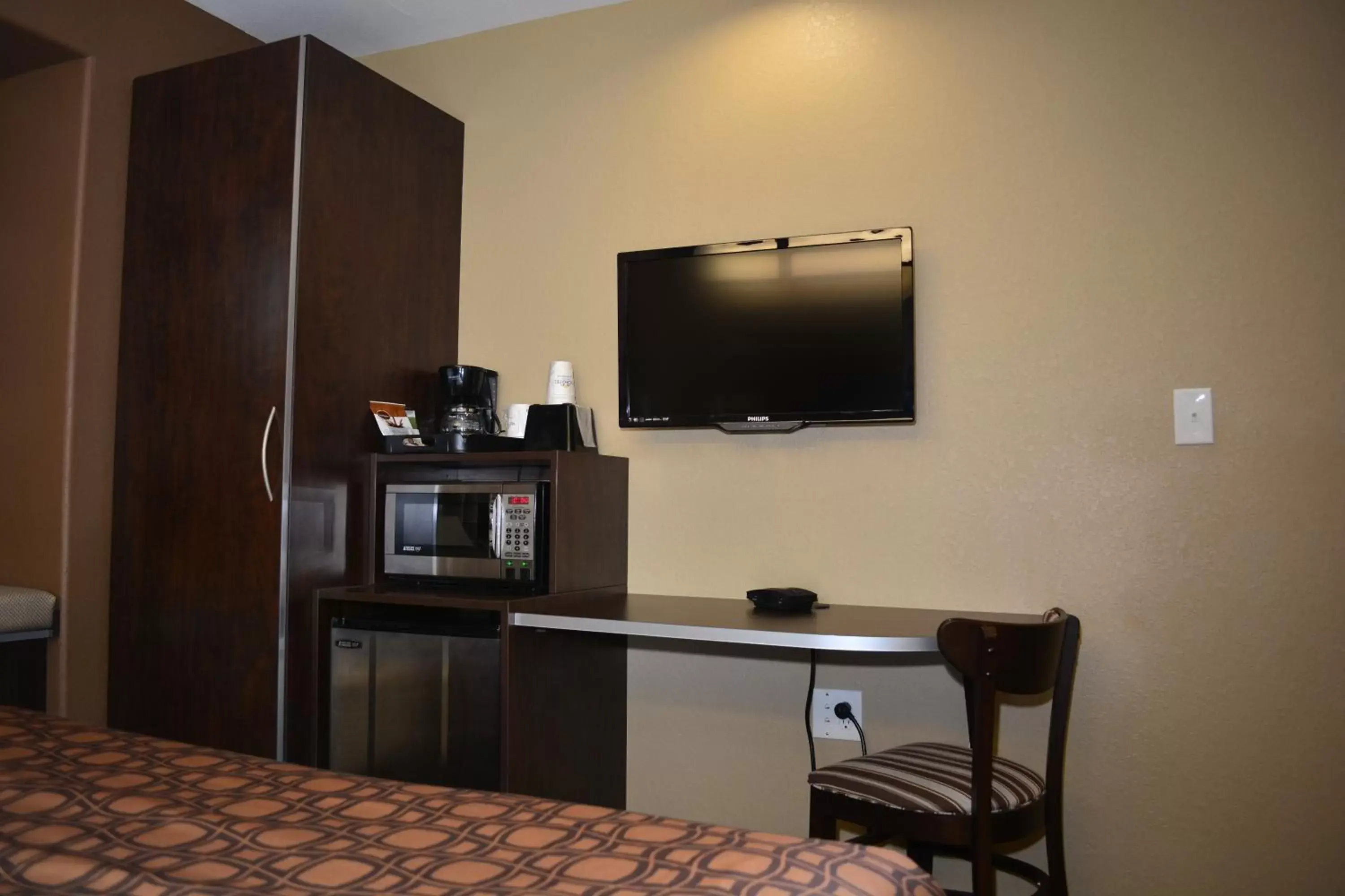 Bedroom, TV/Entertainment Center in Microtel Inn & Suites Gonzales TX