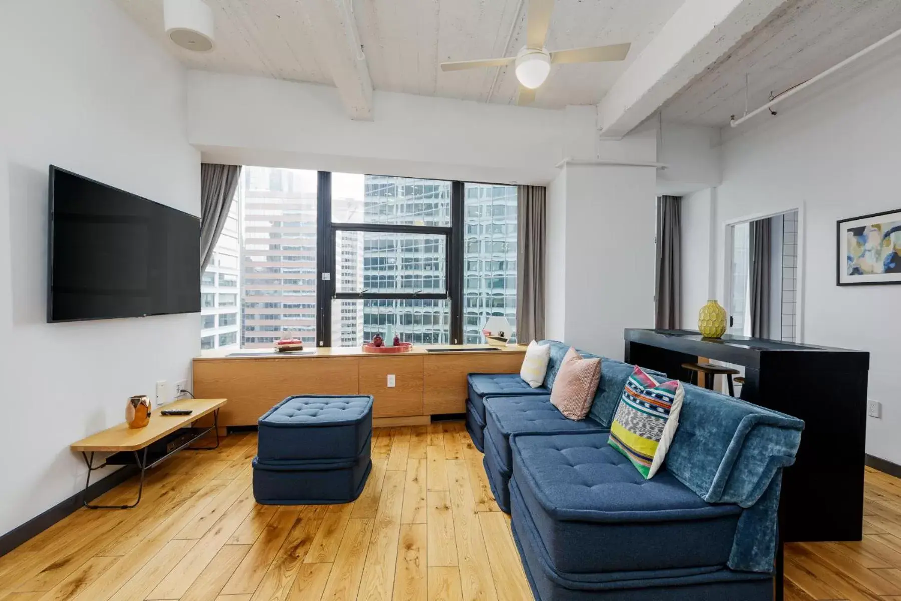 Living room, Seating Area in Placemakr Wall Street