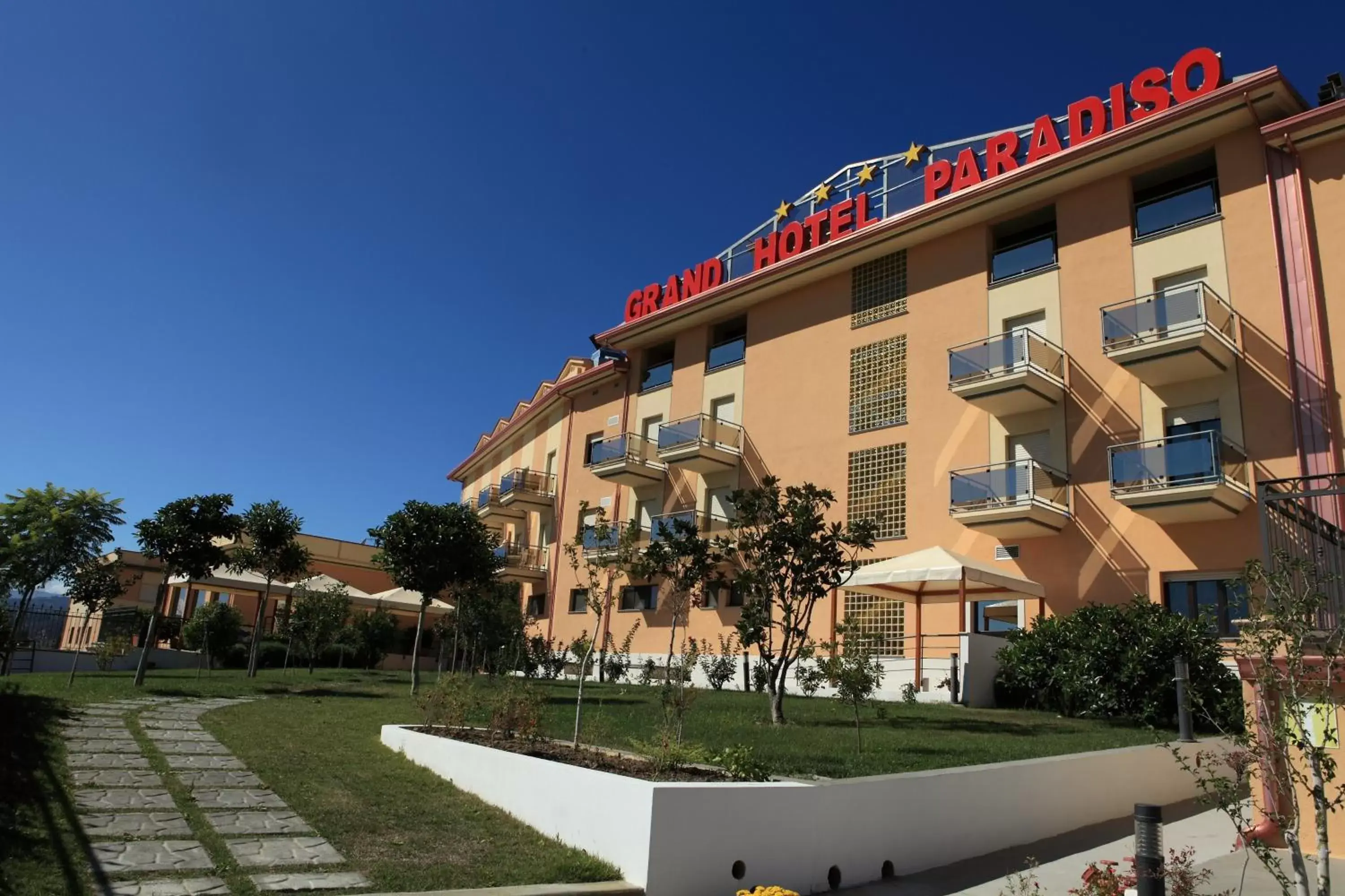 Garden, Property Building in Grand Hotel Paradiso