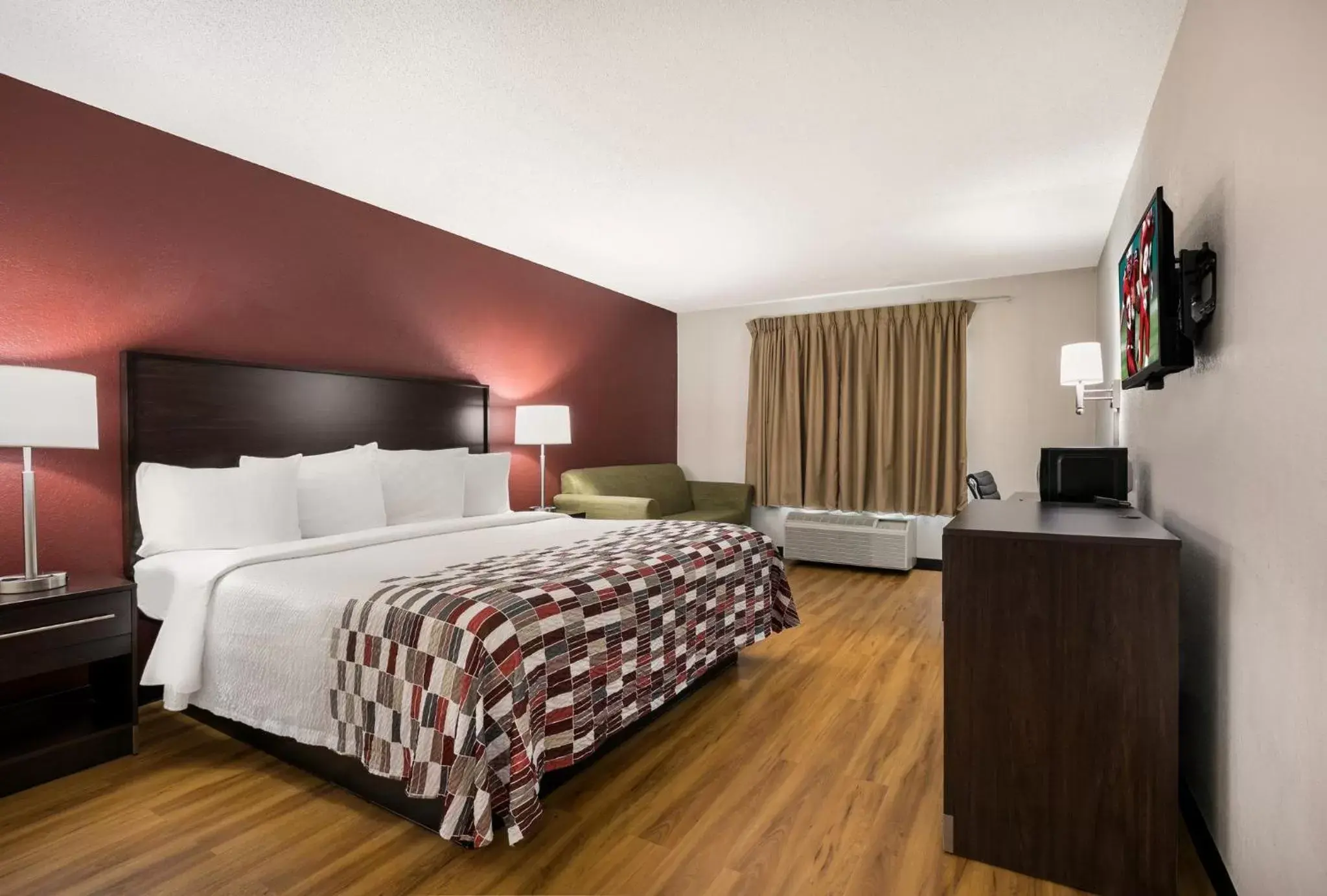 Photo of the whole room, Bed in Red Roof Inn & Suites Knoxville East