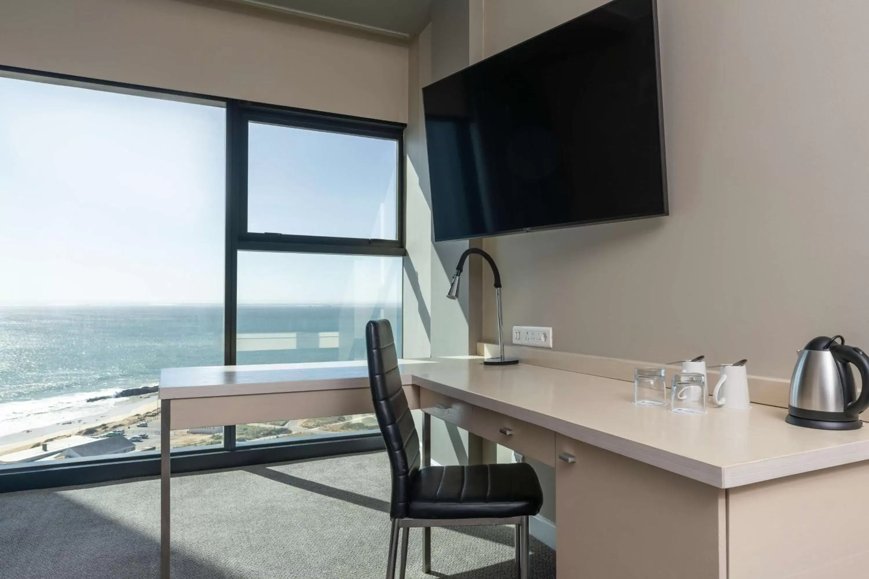 Bedroom, TV/Entertainment Center in Radisson Blu Hotel, Port Elizabeth