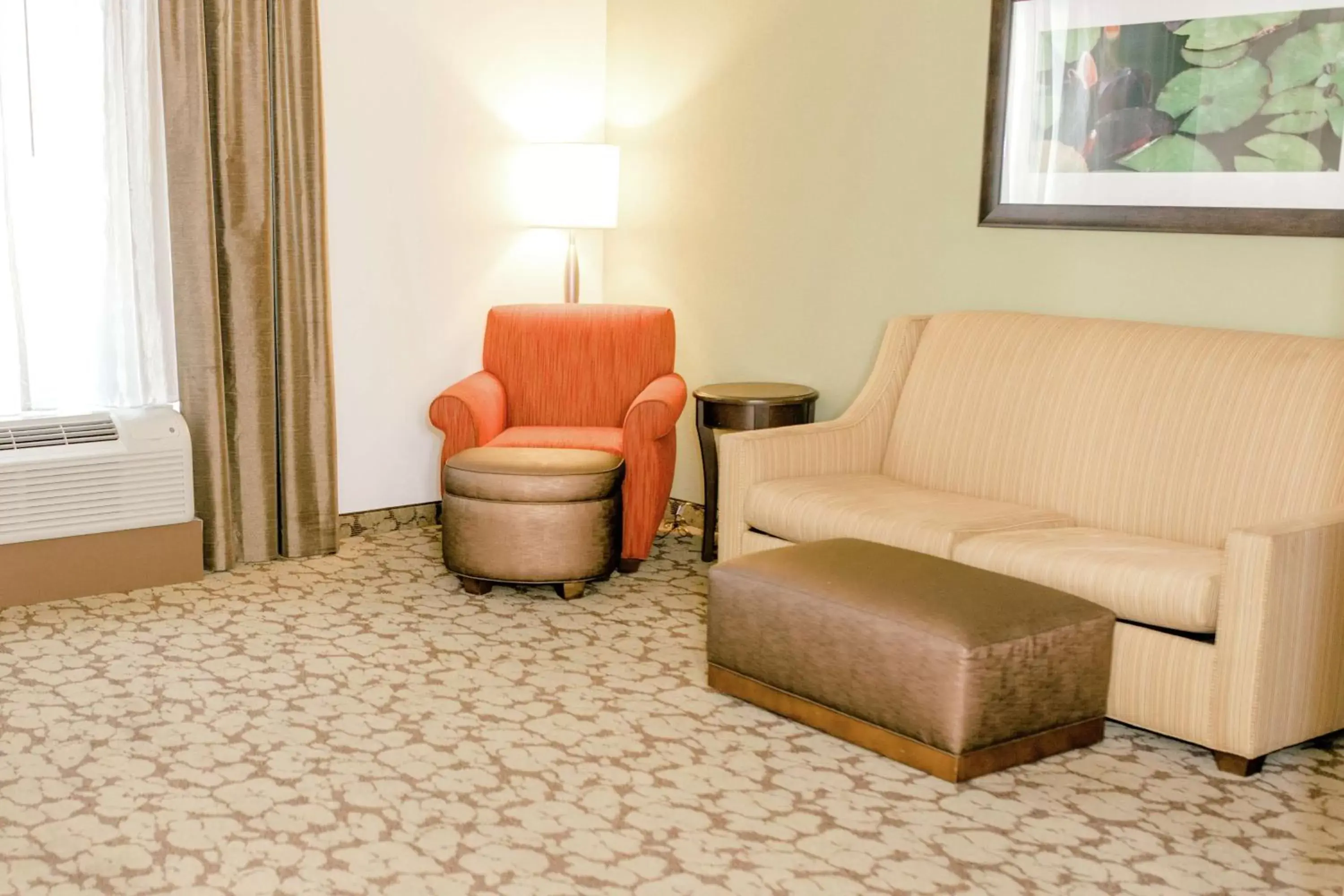Living room, Seating Area in Hilton Garden Inn Pascagoula