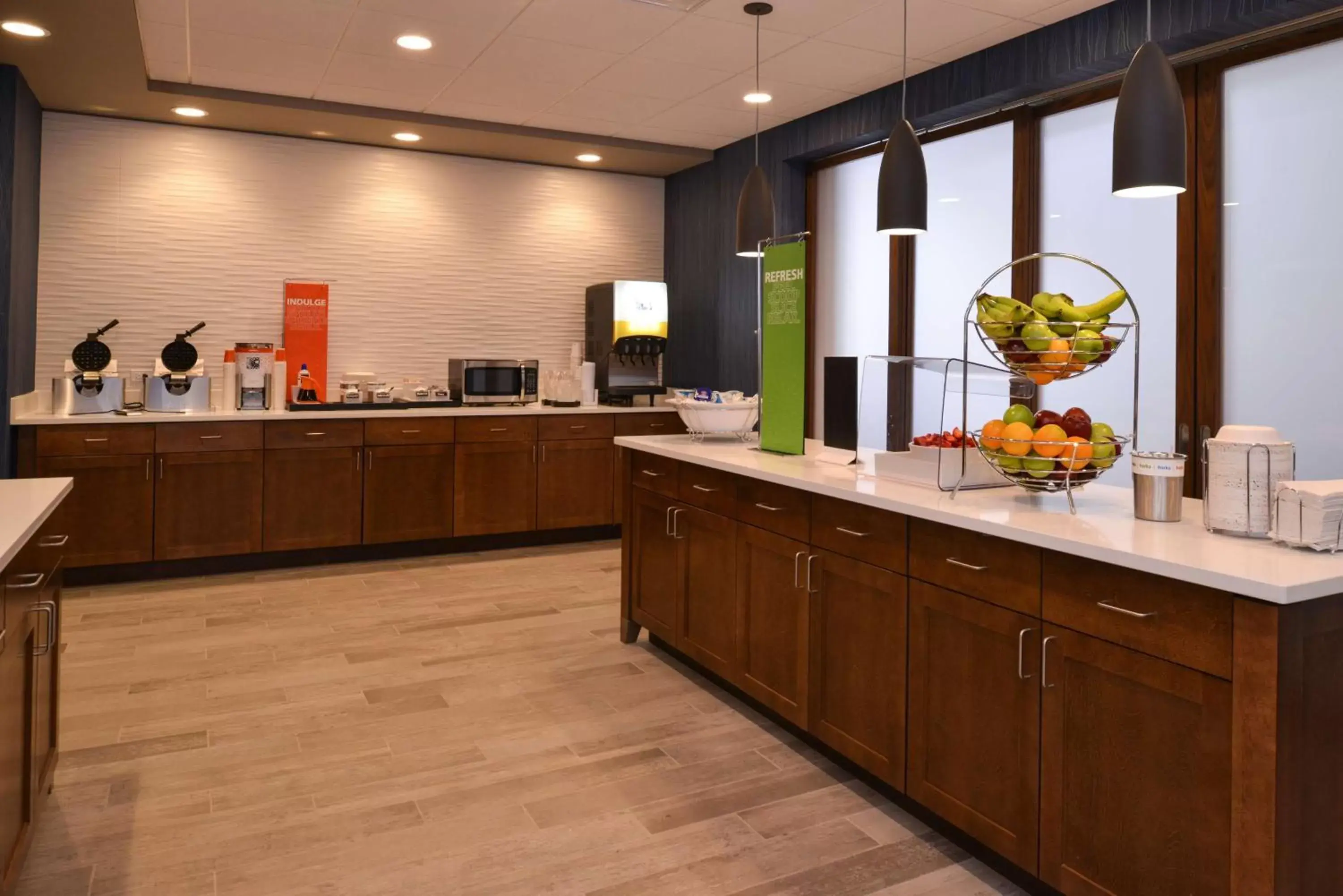 Dining area, Kitchen/Kitchenette in Hampton Inn & Suites Cincinnati-Mason, Ohio