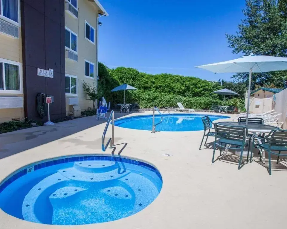 Hot Tub, Swimming Pool in Comfort Inn Kirkland