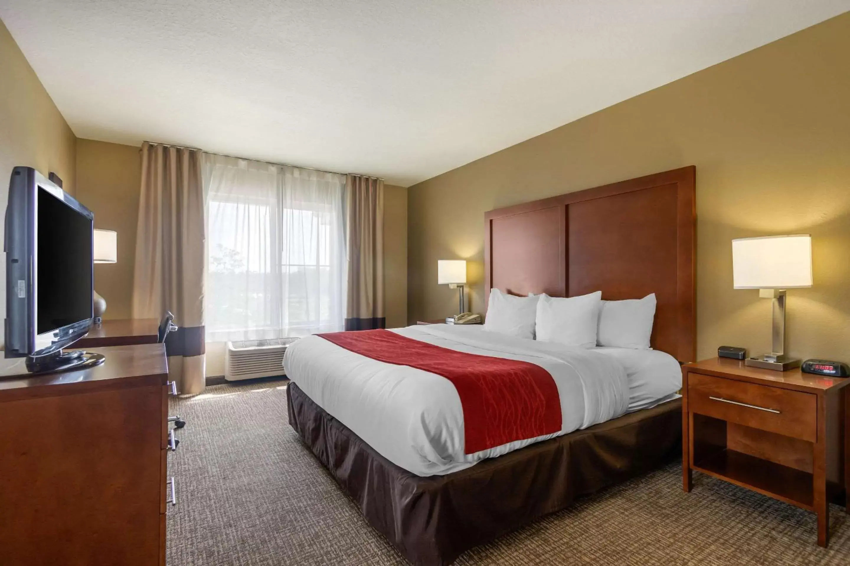 Photo of the whole room, Bed in Comfort Inn & Suites Pittsburg