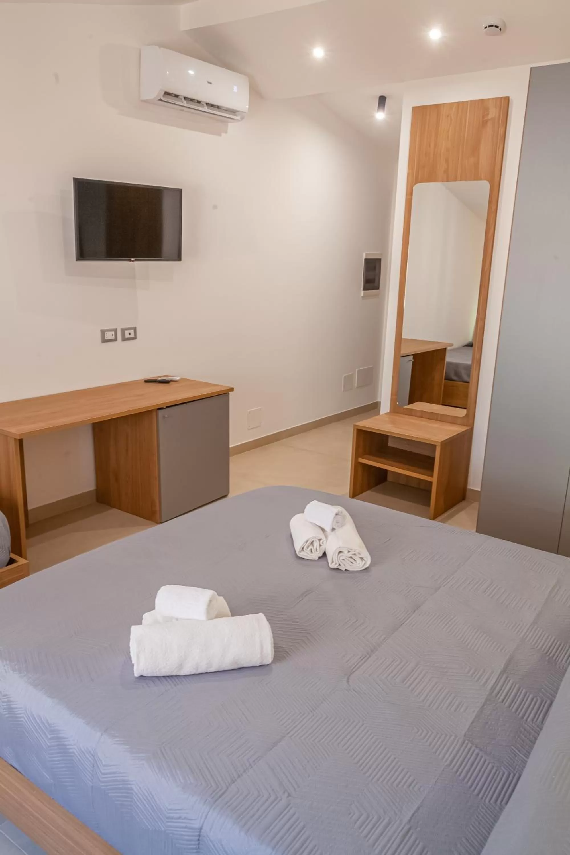 Photo of the whole room, Bed in Isgrò Rooms