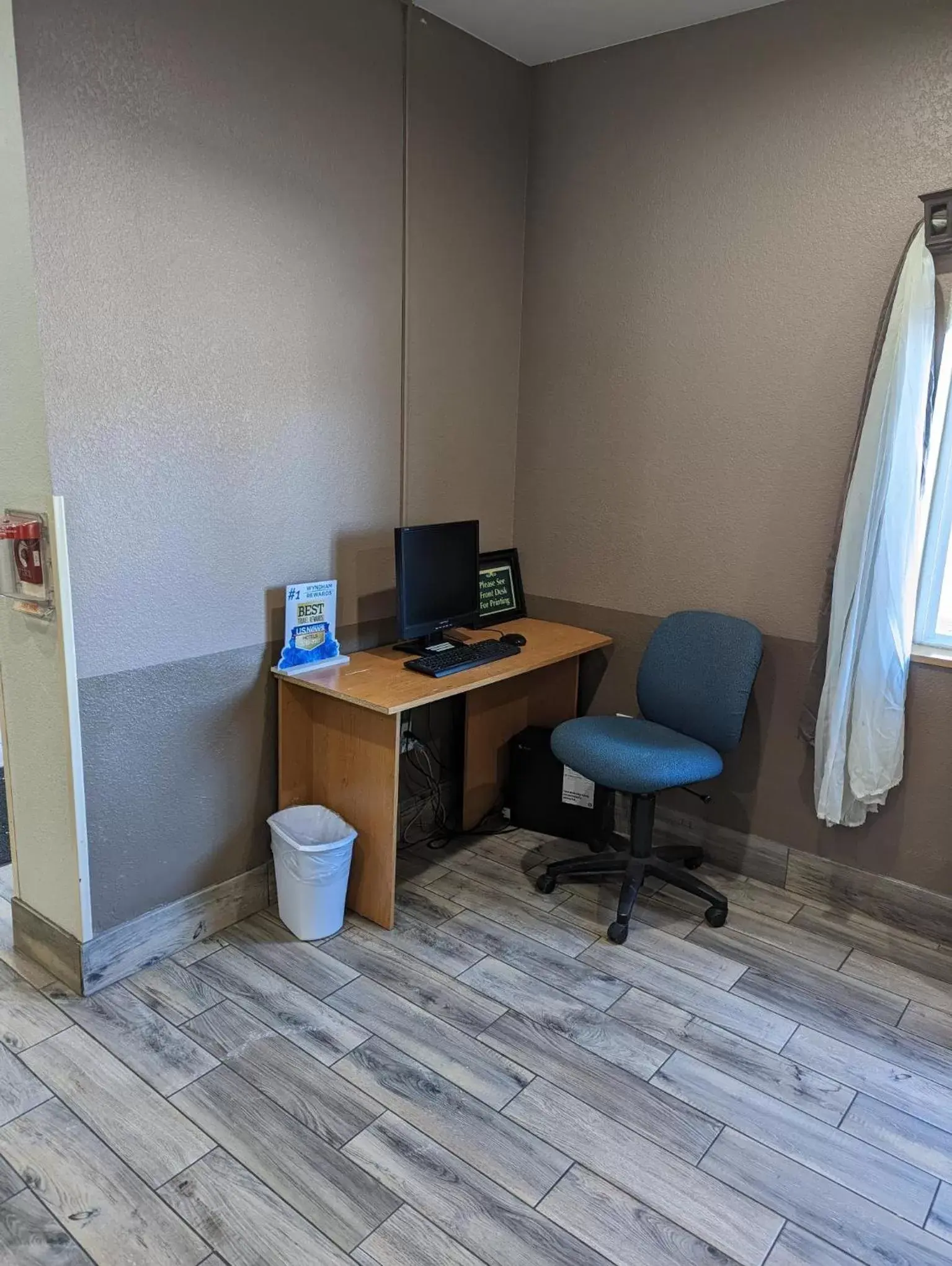 Business facilities, TV/Entertainment Center in Days Inn & Suites by Wyndham Castle Rock