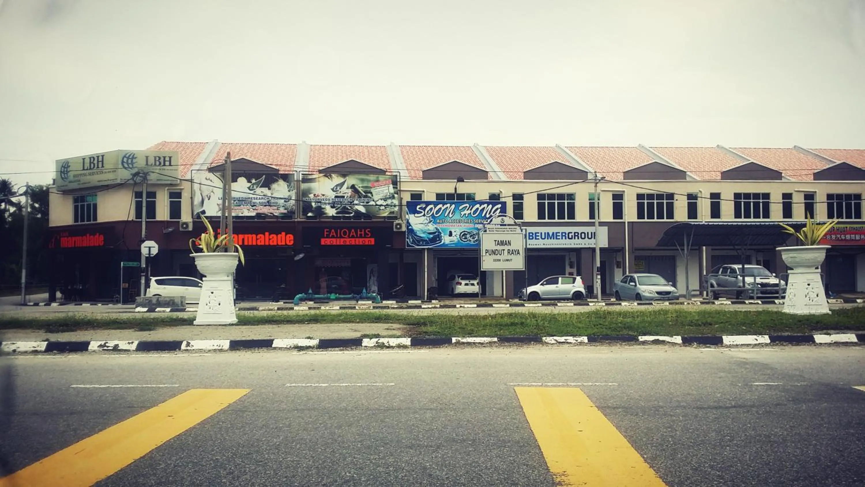 Property building in Fahaz Lumut Homestay