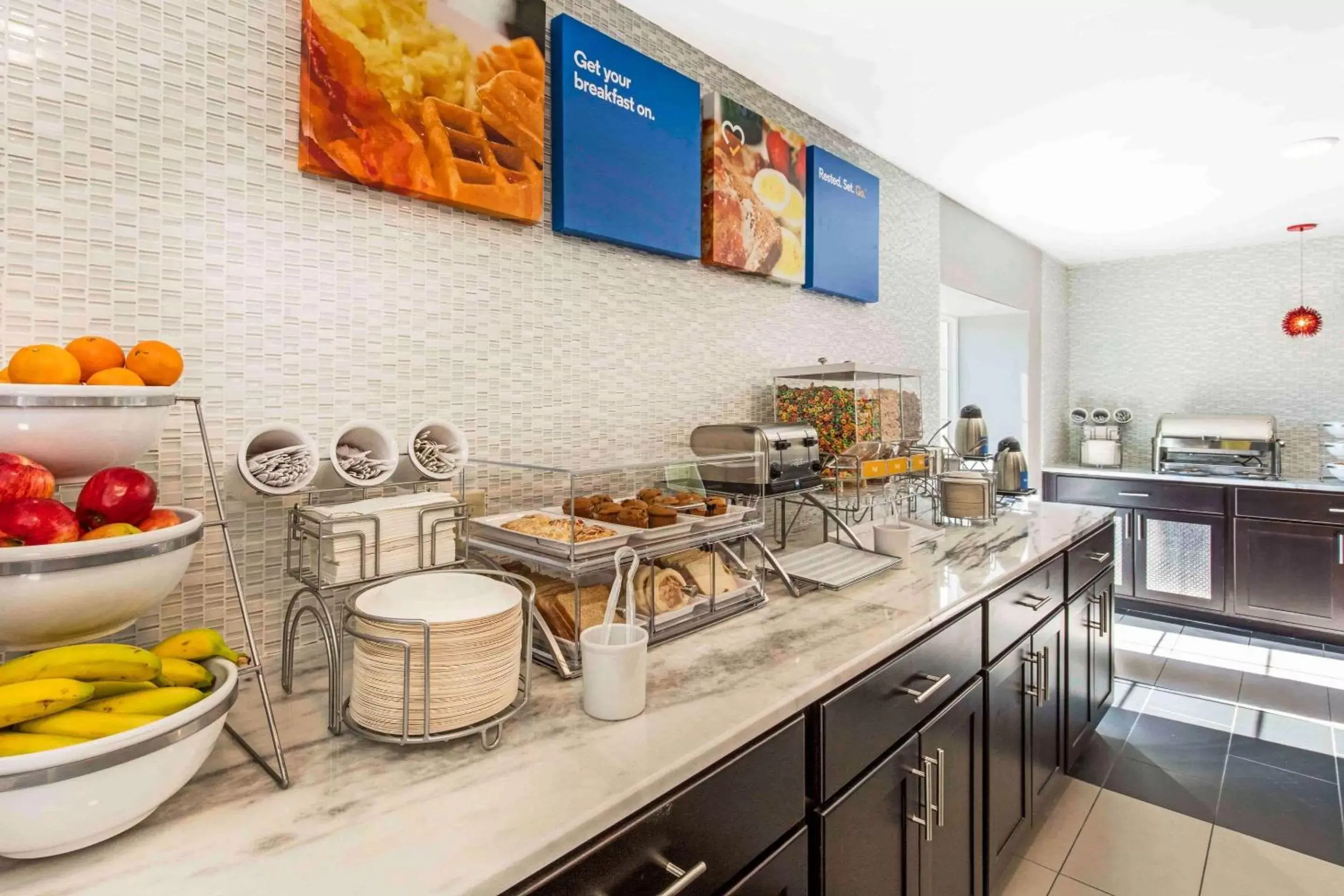 Restaurant/places to eat, Kitchen/Kitchenette in Comfort Inn Airport
