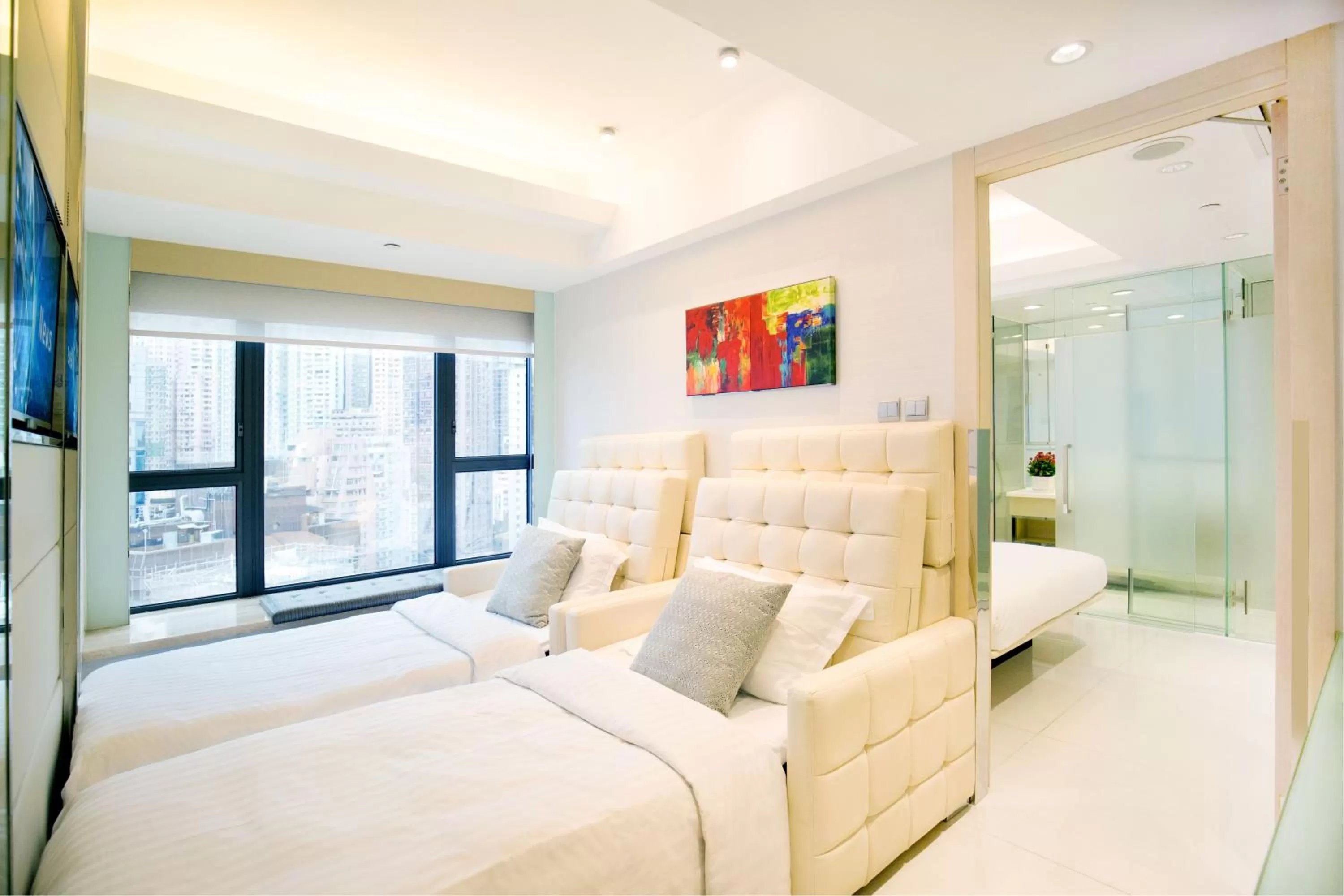 Living room, Bed in iclub Sheung Wan Hotel