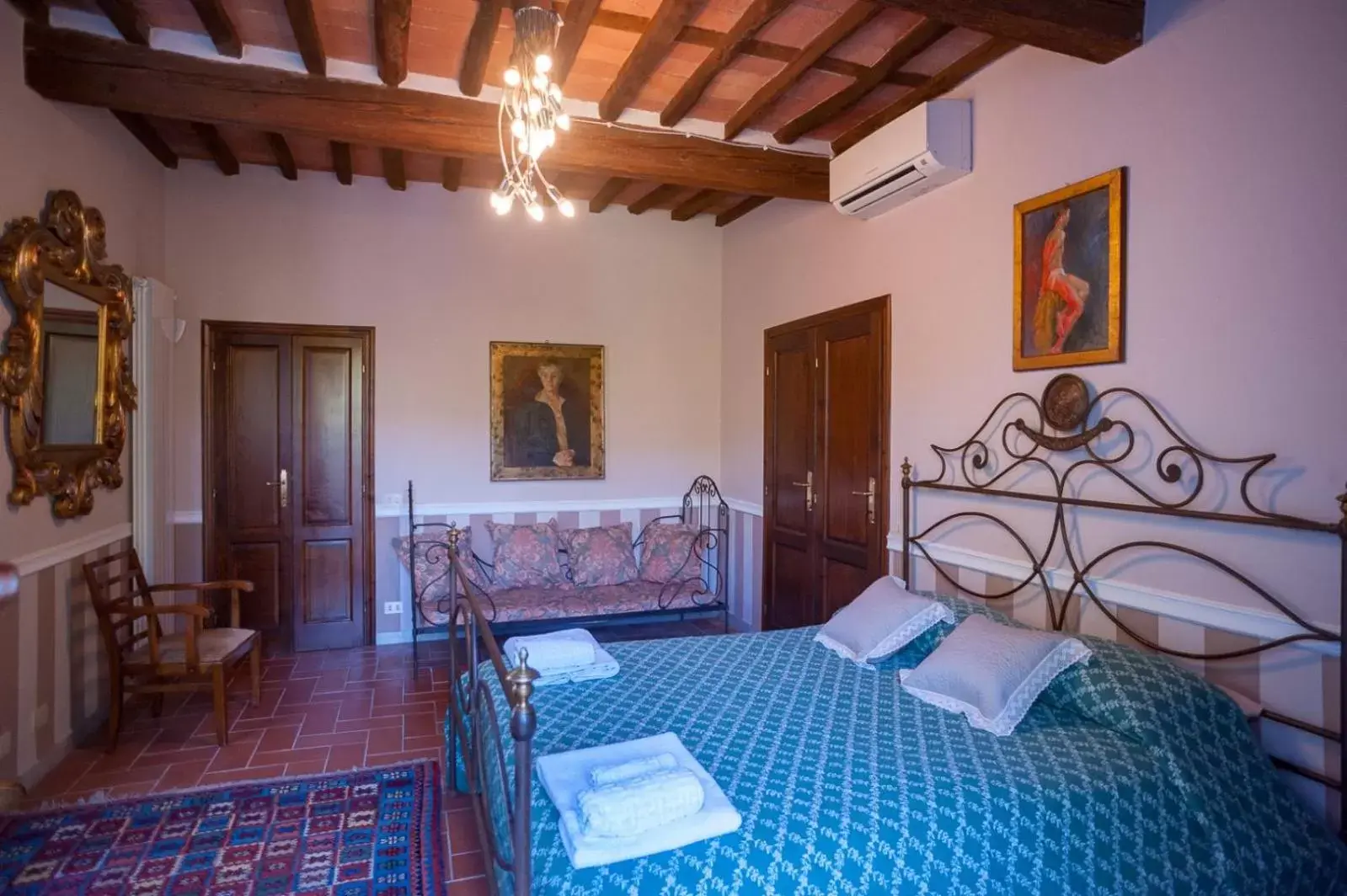 Bed in Villa Marinsky Pietrasanta