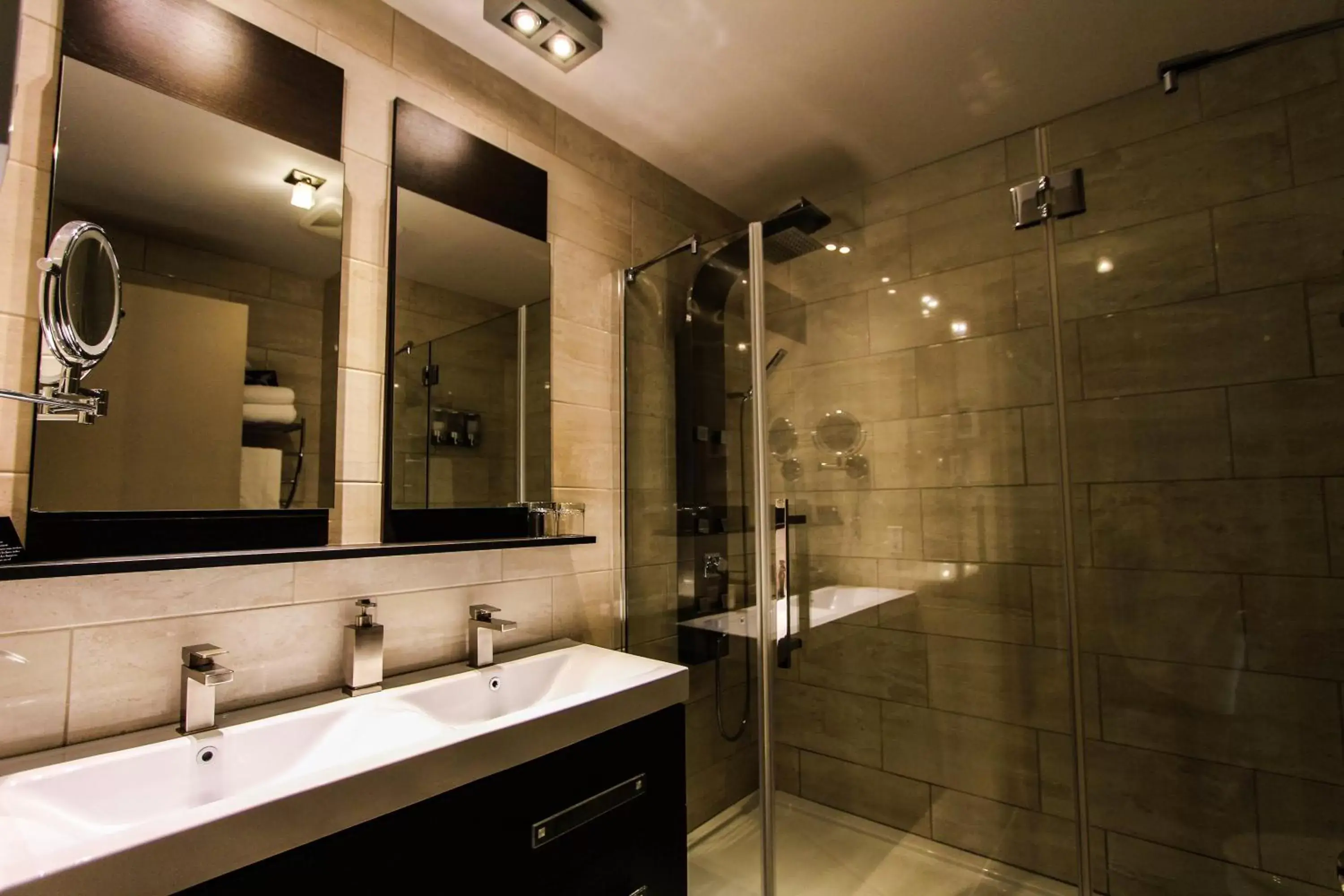 Shower, Bathroom in Hôtel Saint-Germain Rimouski