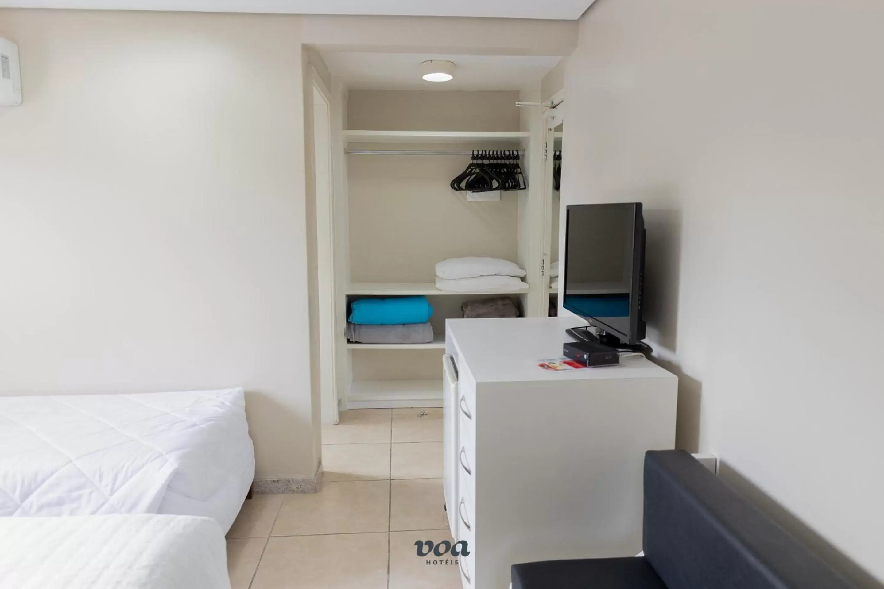 Bed, TV/Entertainment Center in VOA Plazza Hotel