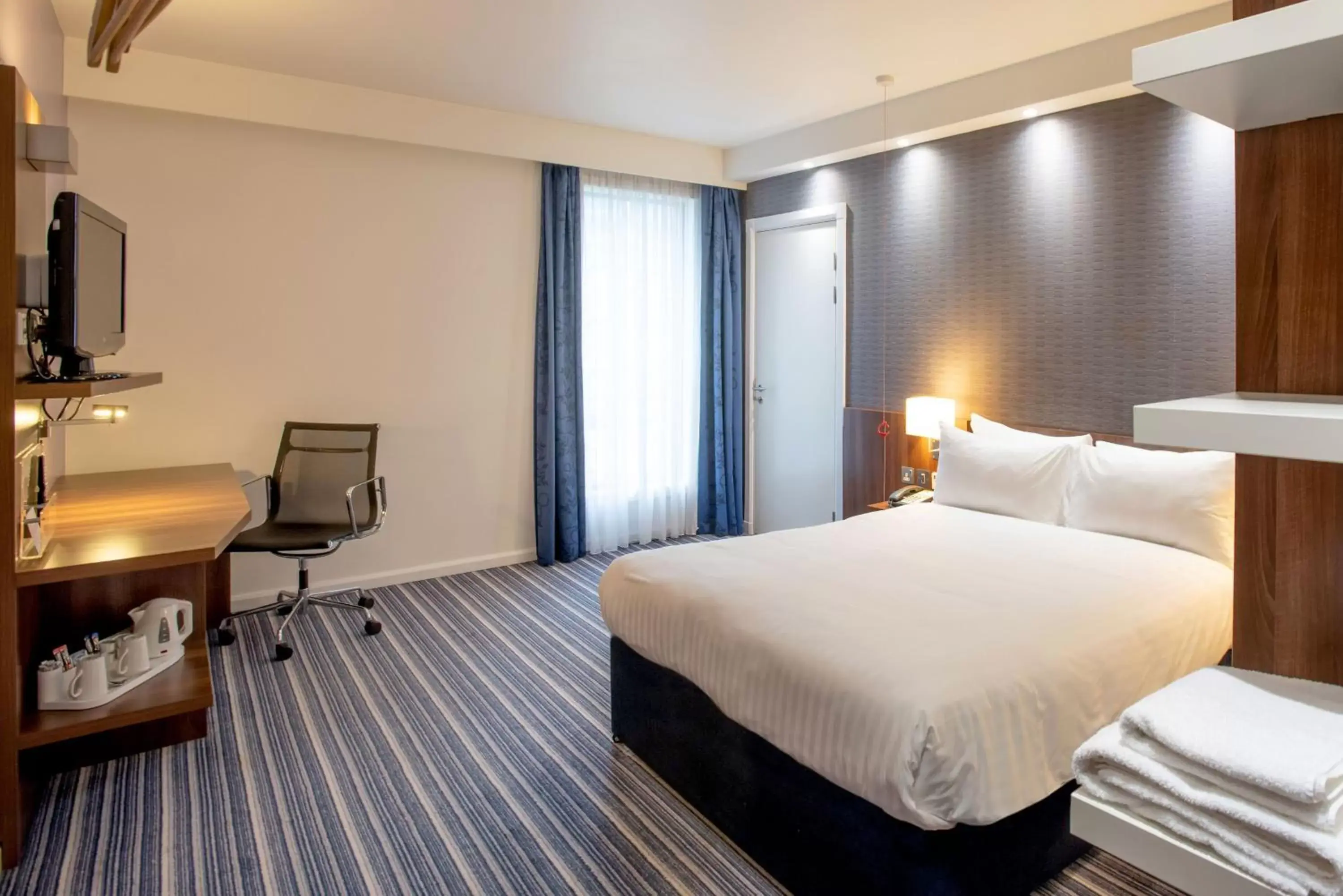 Photo of the whole room, Bed in Holiday Inn Express Manchester City Centre Arena, an IHG Hotel