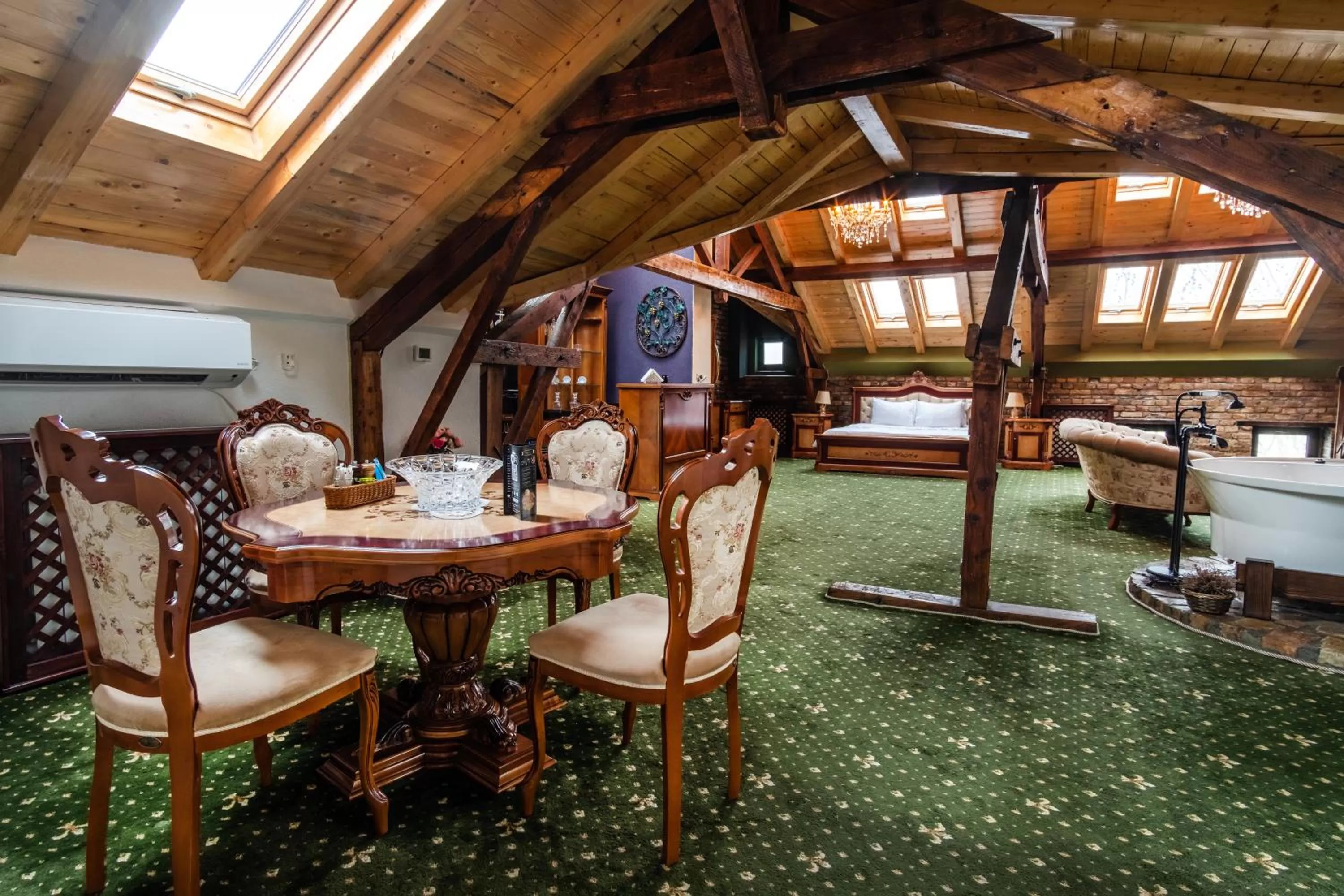 Seating area in JMR Royal -Luxury Rooms & Private Sauna