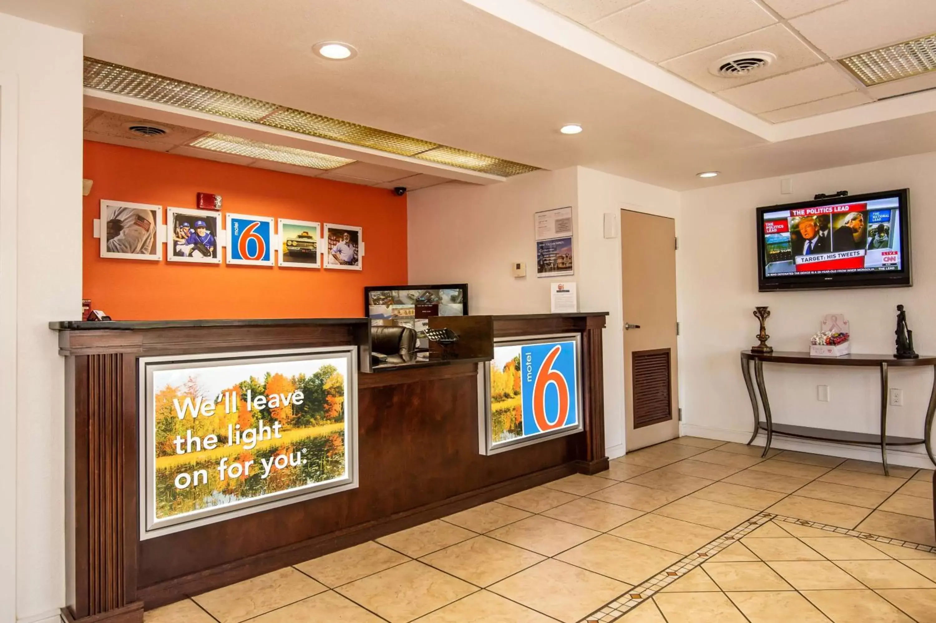 Communal lounge/ TV room, Lobby/Reception in Motel 6-Kingsport, TN