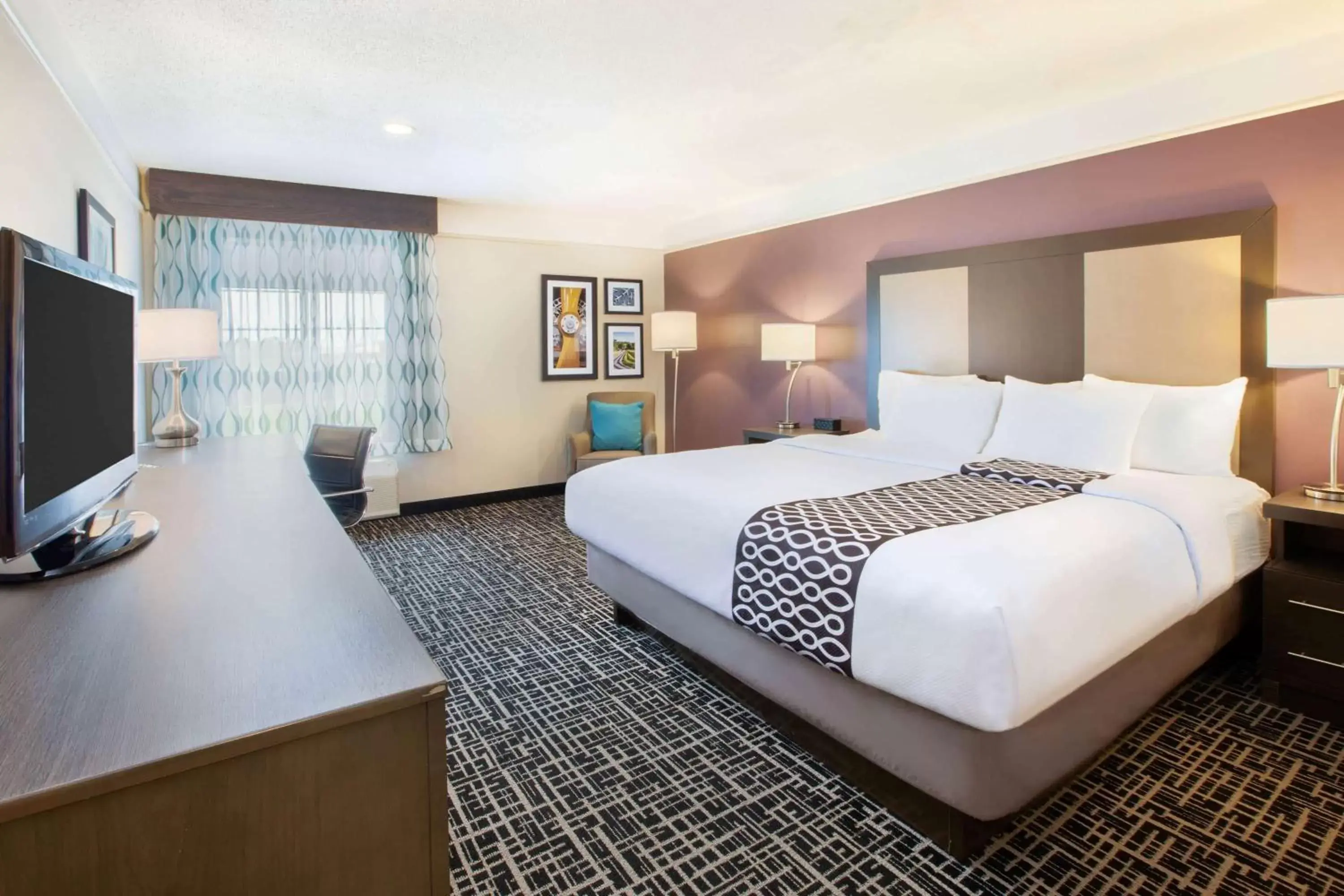 Photo of the whole room, Bed in La Quinta by Wyndham Cincinnati Airport Florence