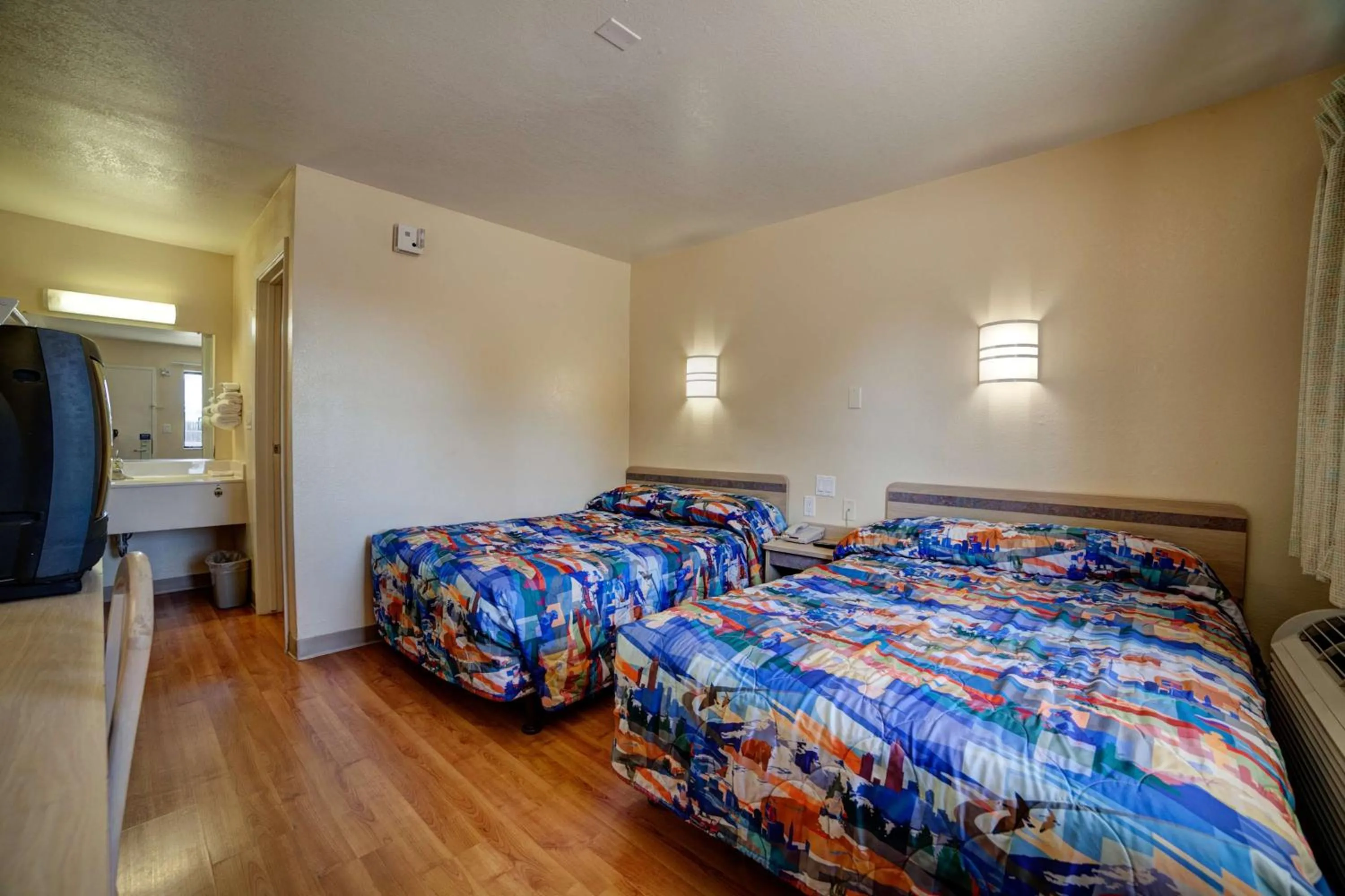 Photo of the whole room, Bed in Super 7 Inn