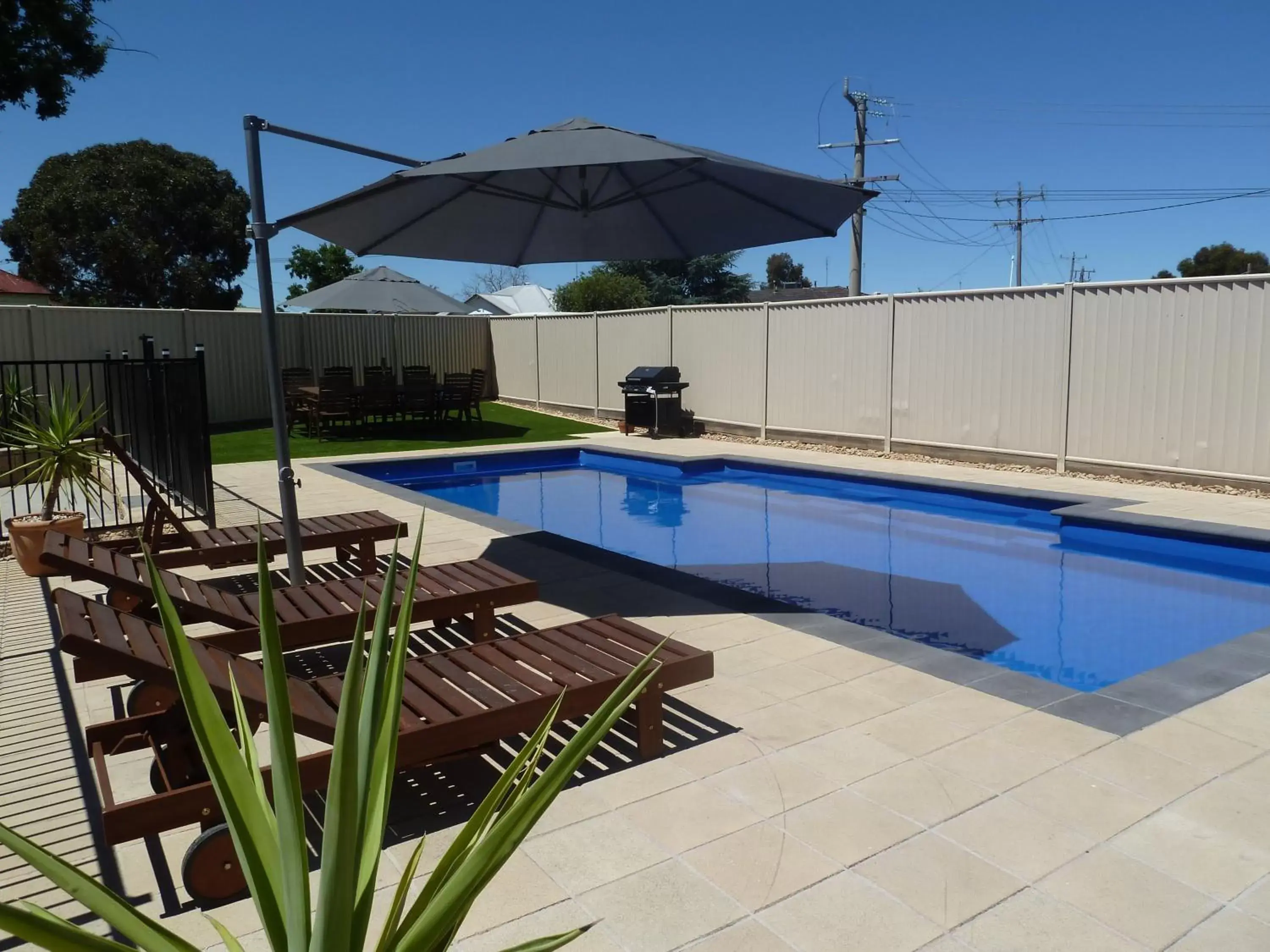 BBQ facilities, Swimming Pool in Ploughmans Motor Inn