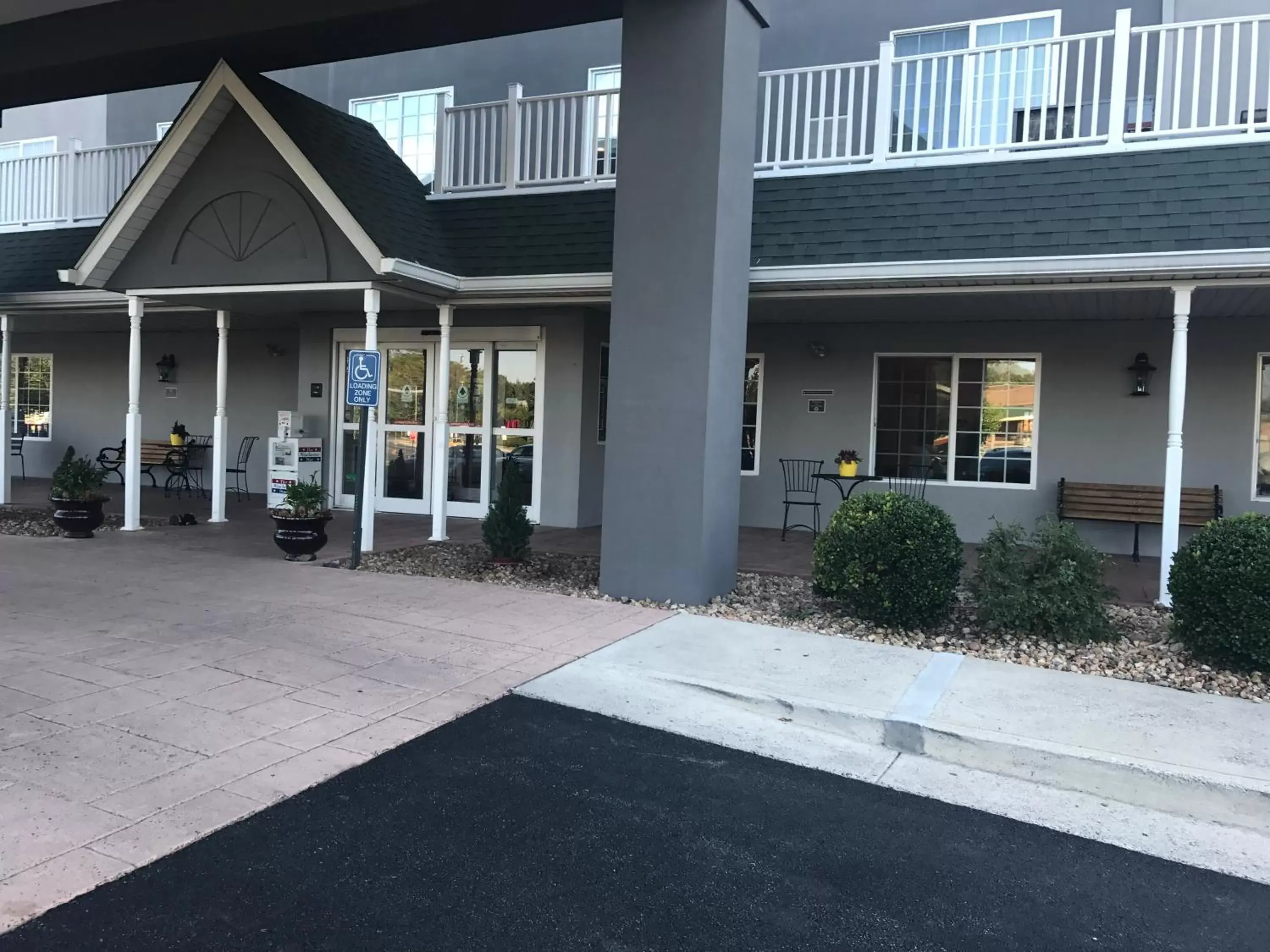 Property Building in Country Inn & Suites by Radisson, Winchester, VA