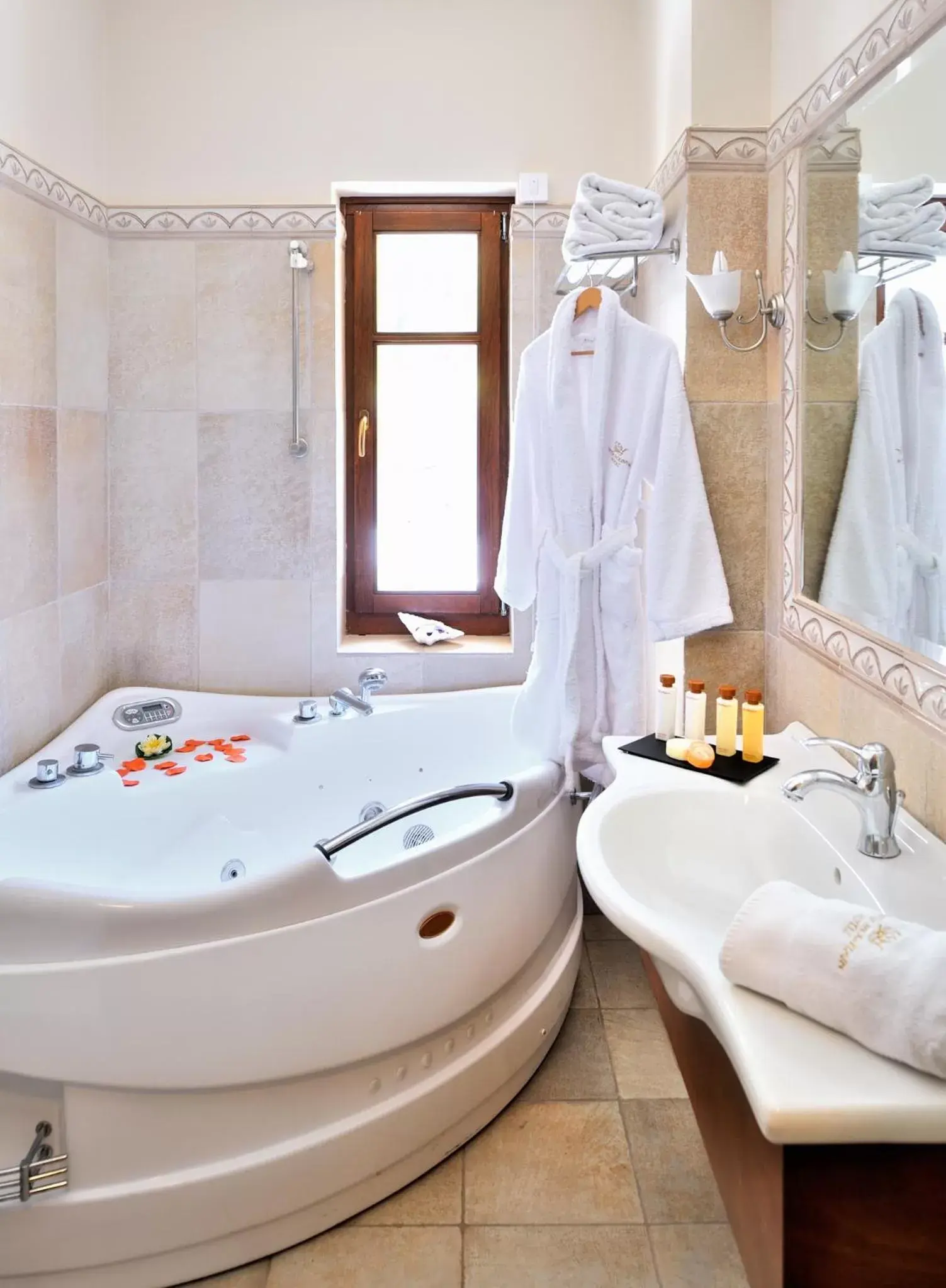 Hot Tub, Bathroom in Konitsa Mountain Hotel