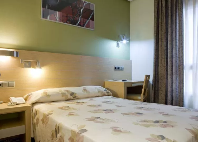 Photo of the whole room, Bed in 4C Bravo Murillo