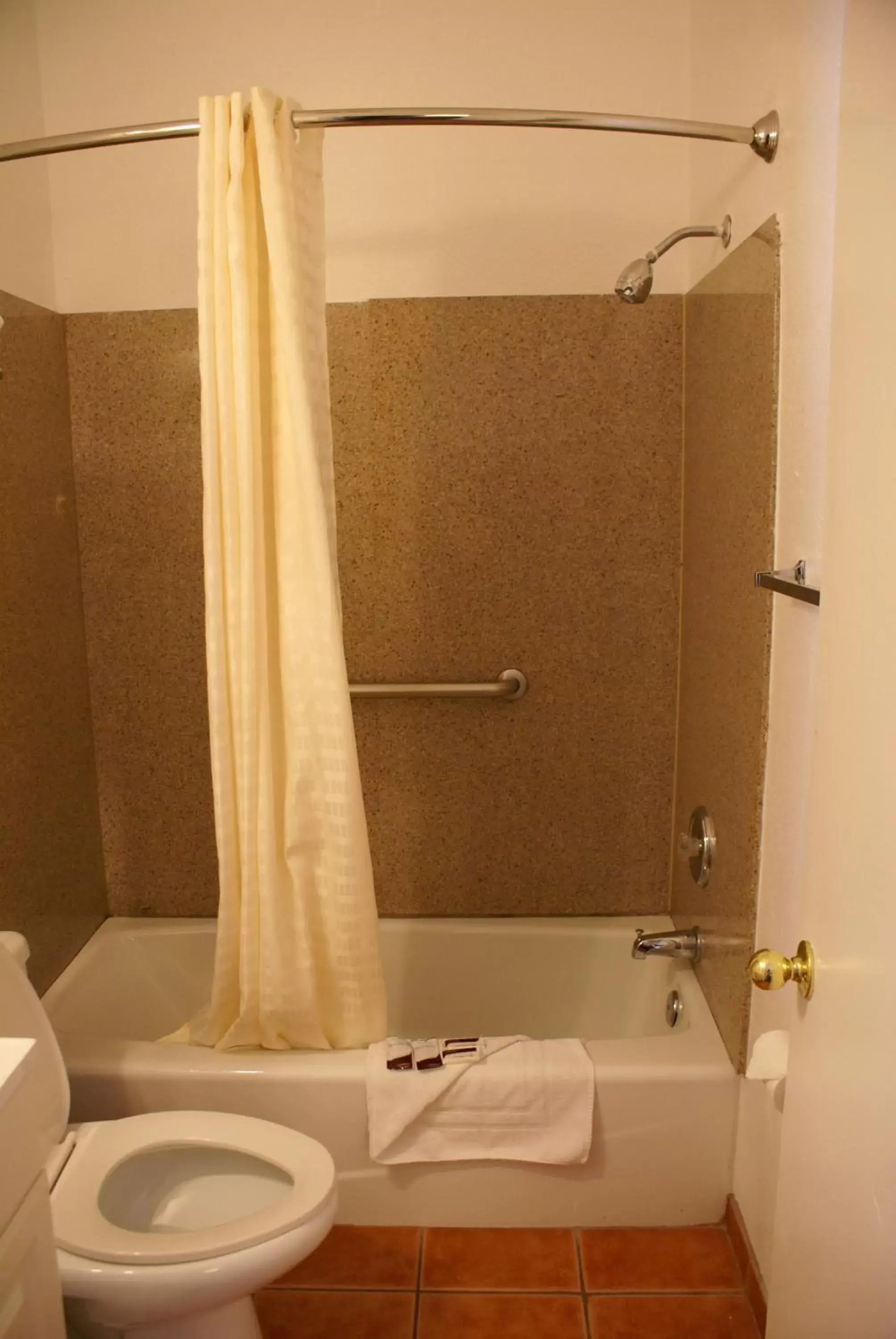 Toilet, Bathroom in Harborview Inn & Suites-Convention Center-Airport-Gaslamp-Seaworld-Zoo-Balboa Park