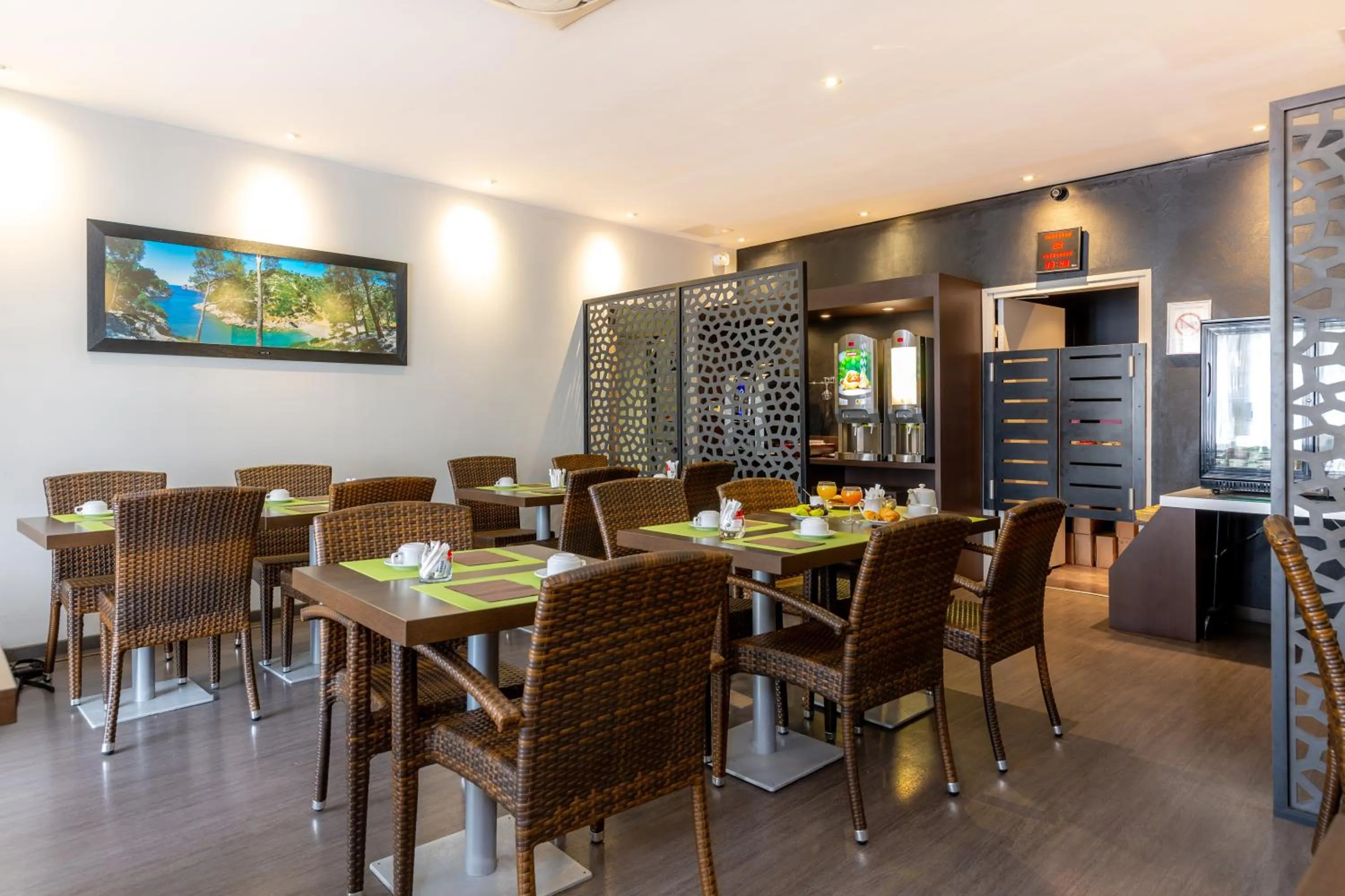 Buffet breakfast in Hotel Terminus Saint-Charles