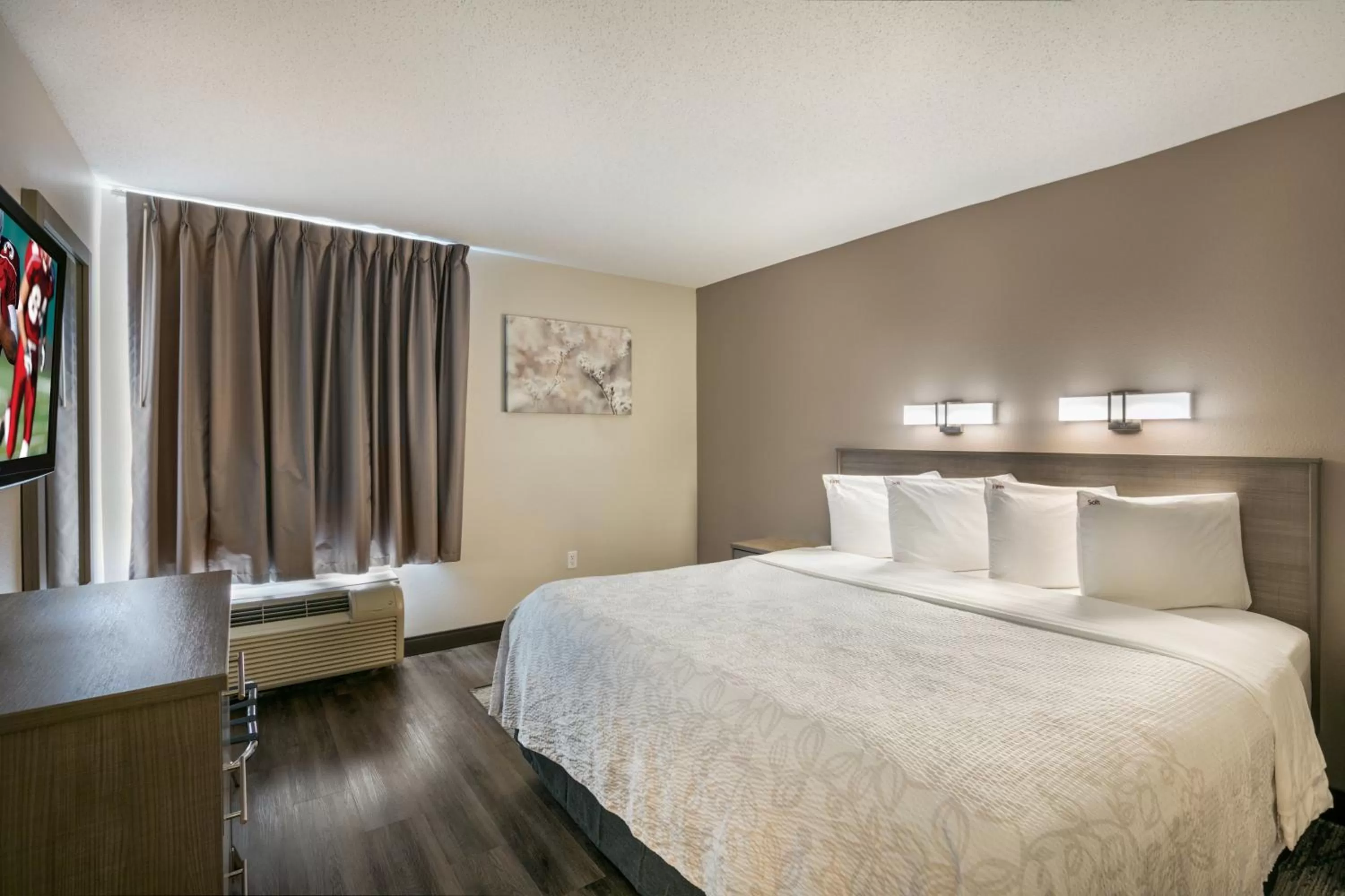 Bedroom, Bed in Red Roof Inn PLUS+ Boston - Logan