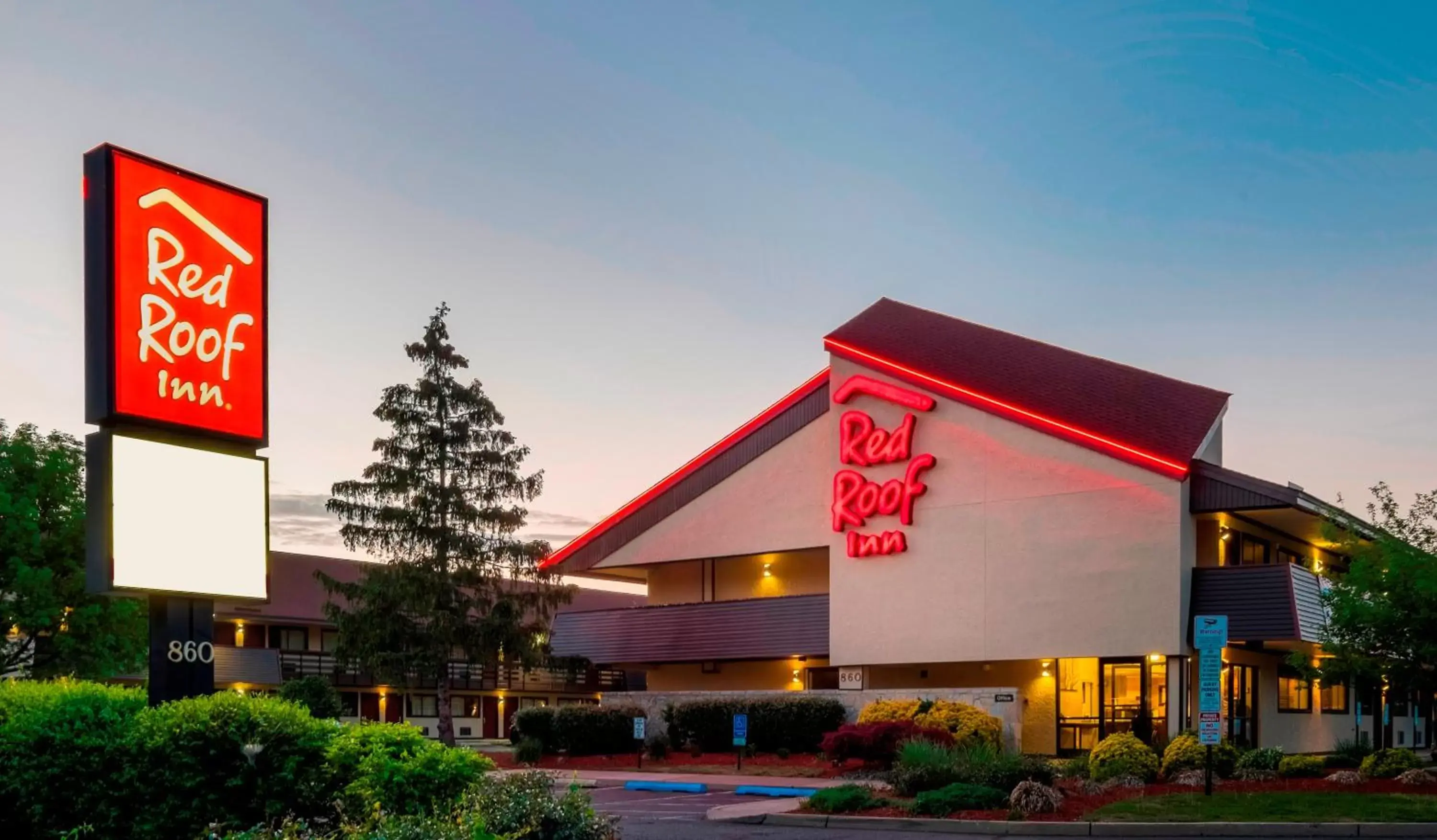 Property Building in Red Roof Inn Edison