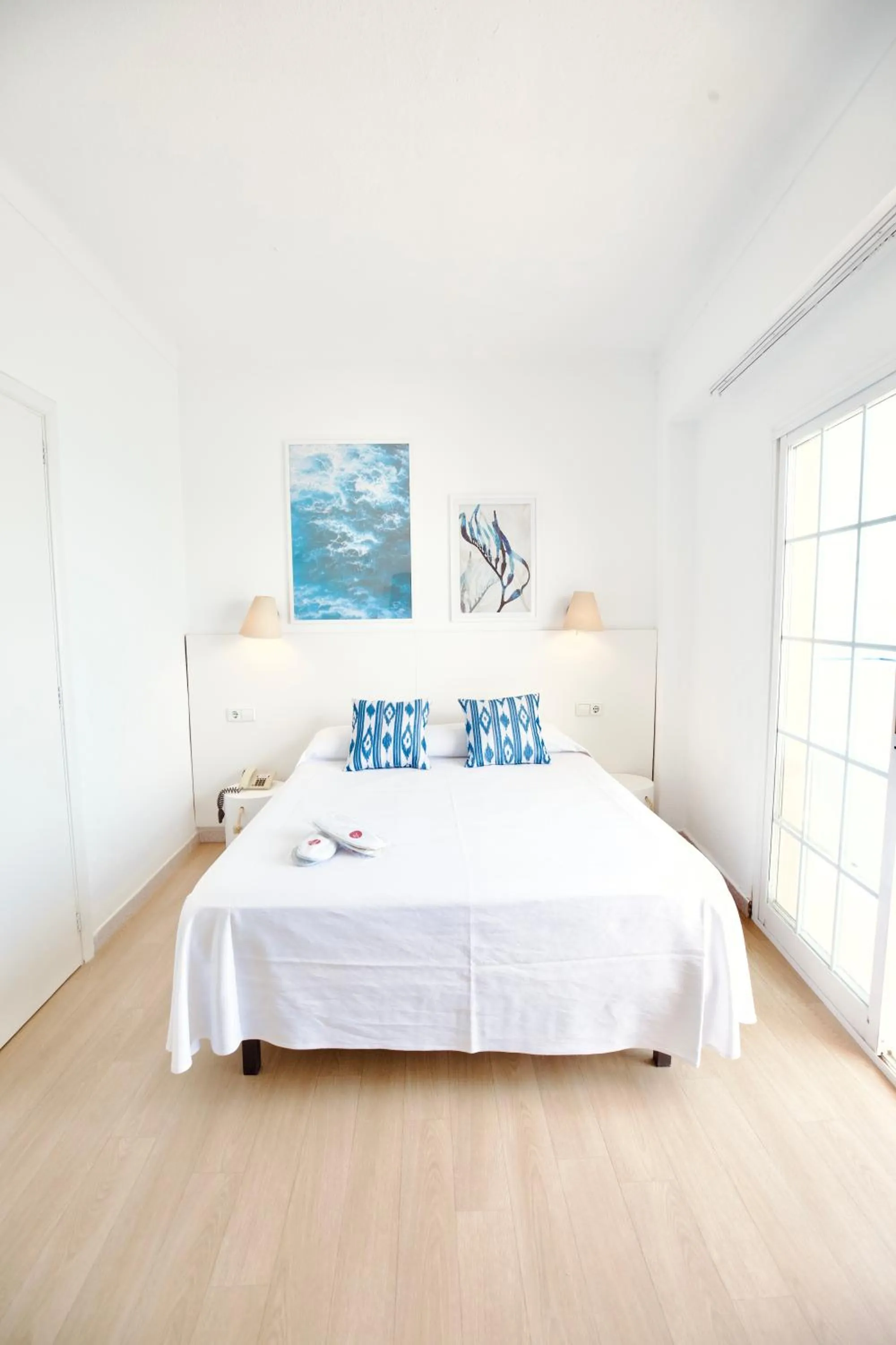 Photo of the whole room, Bed in JS Horitzó