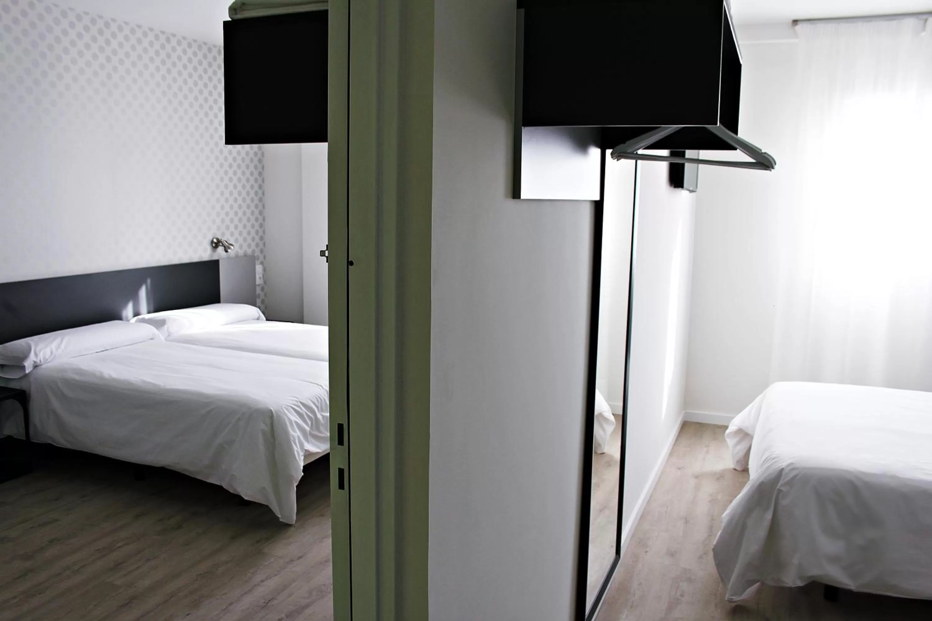 Photo of the whole room, Bed in Checkin Urban Nevada