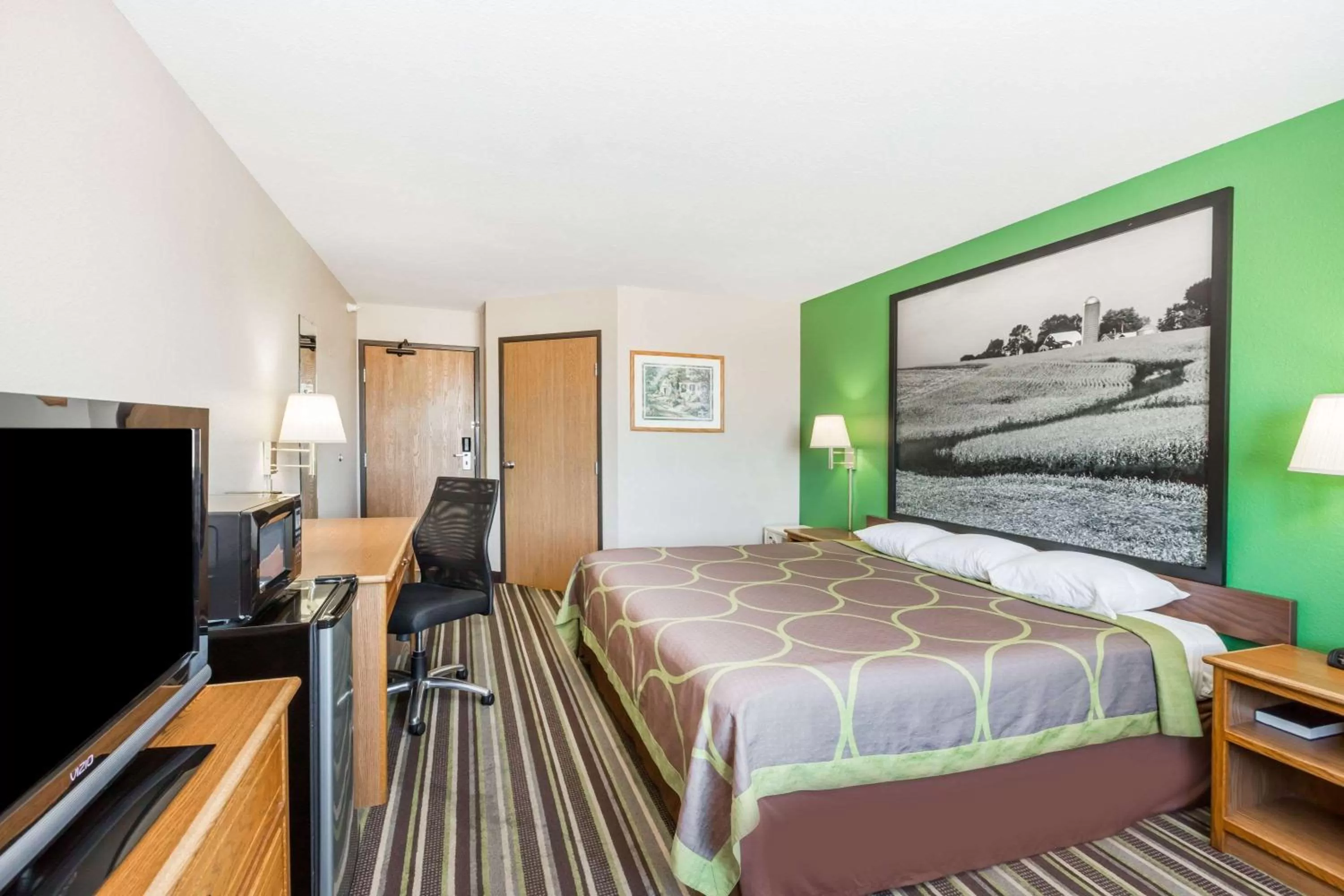 Photo of the whole room, Bed in Super 8 by Wyndham Sioux City South
