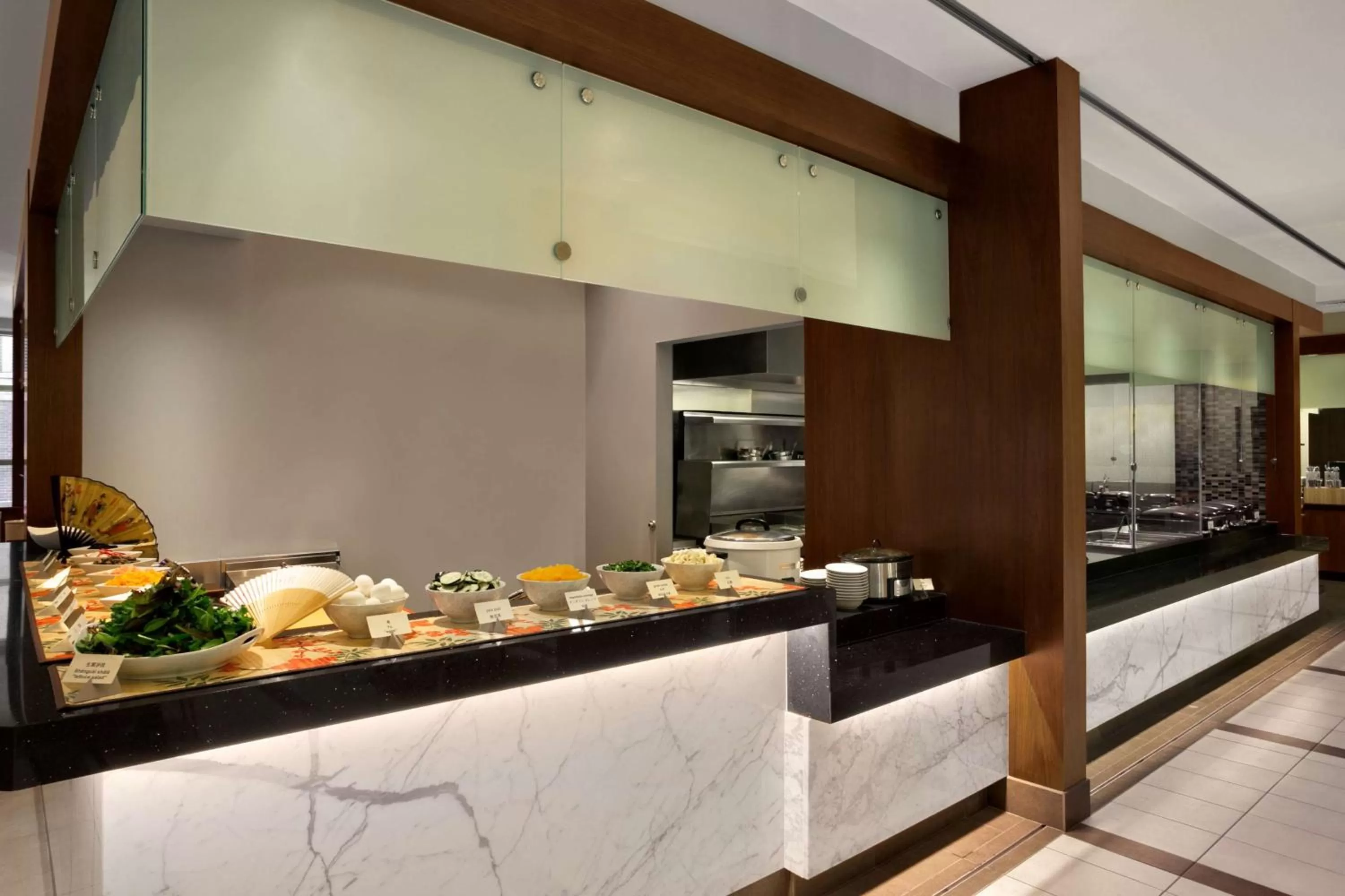 Dining area in Embassy Suites Chicago - Downtown River North