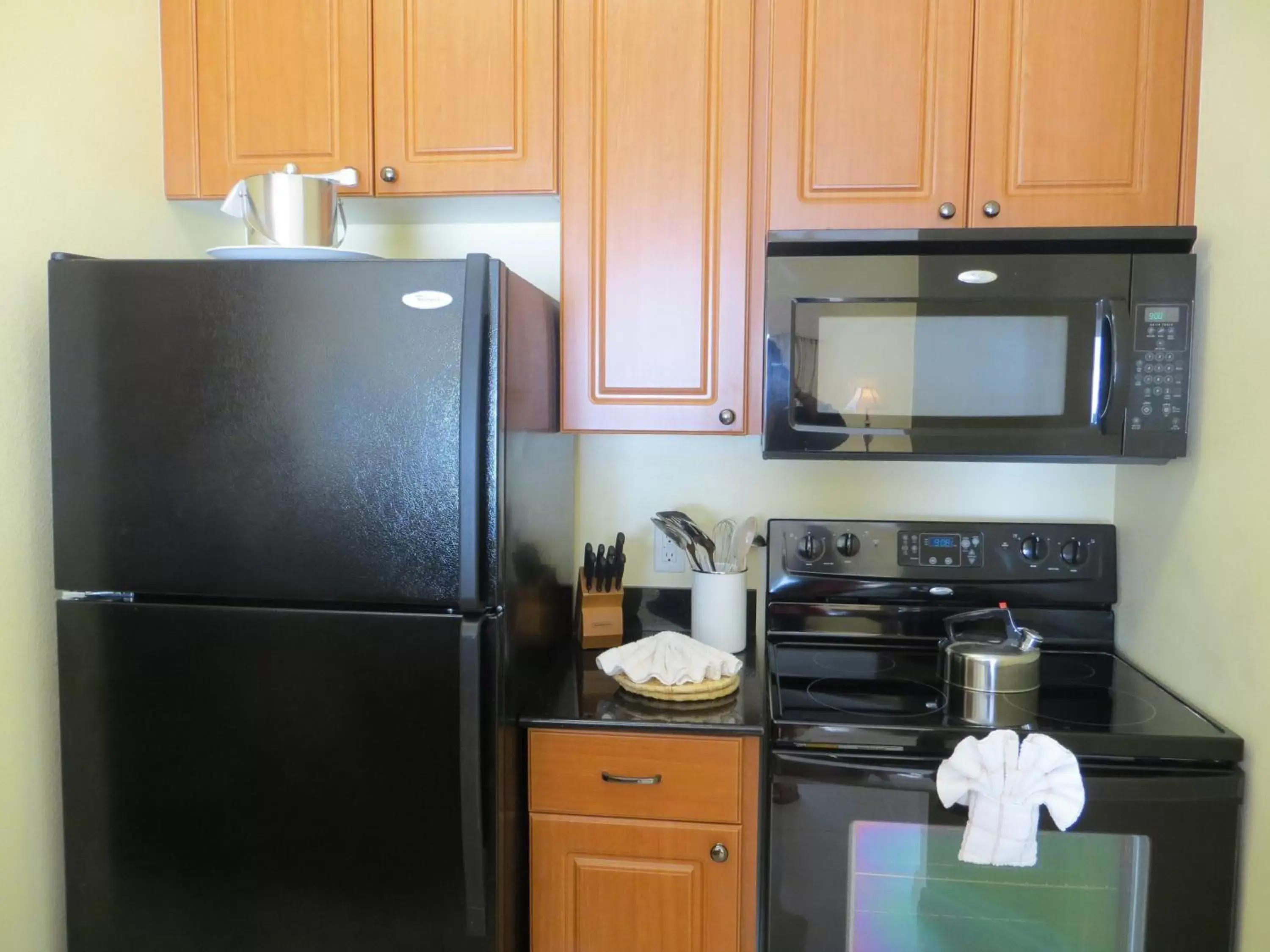 Kitchen or kitchenette, Kitchen/Kitchenette in The Point Hotel & Suites Universal